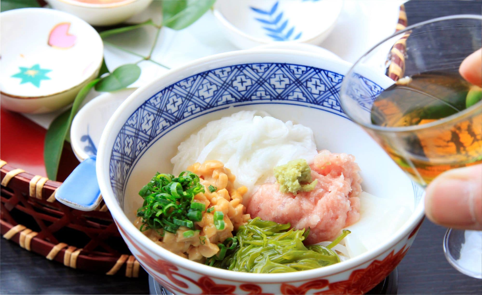 標準早餐是以“Yoro-wae”為中心的菜單，這是一種營養豐富的粘稠湯料和板町秘製湯料的合作。
