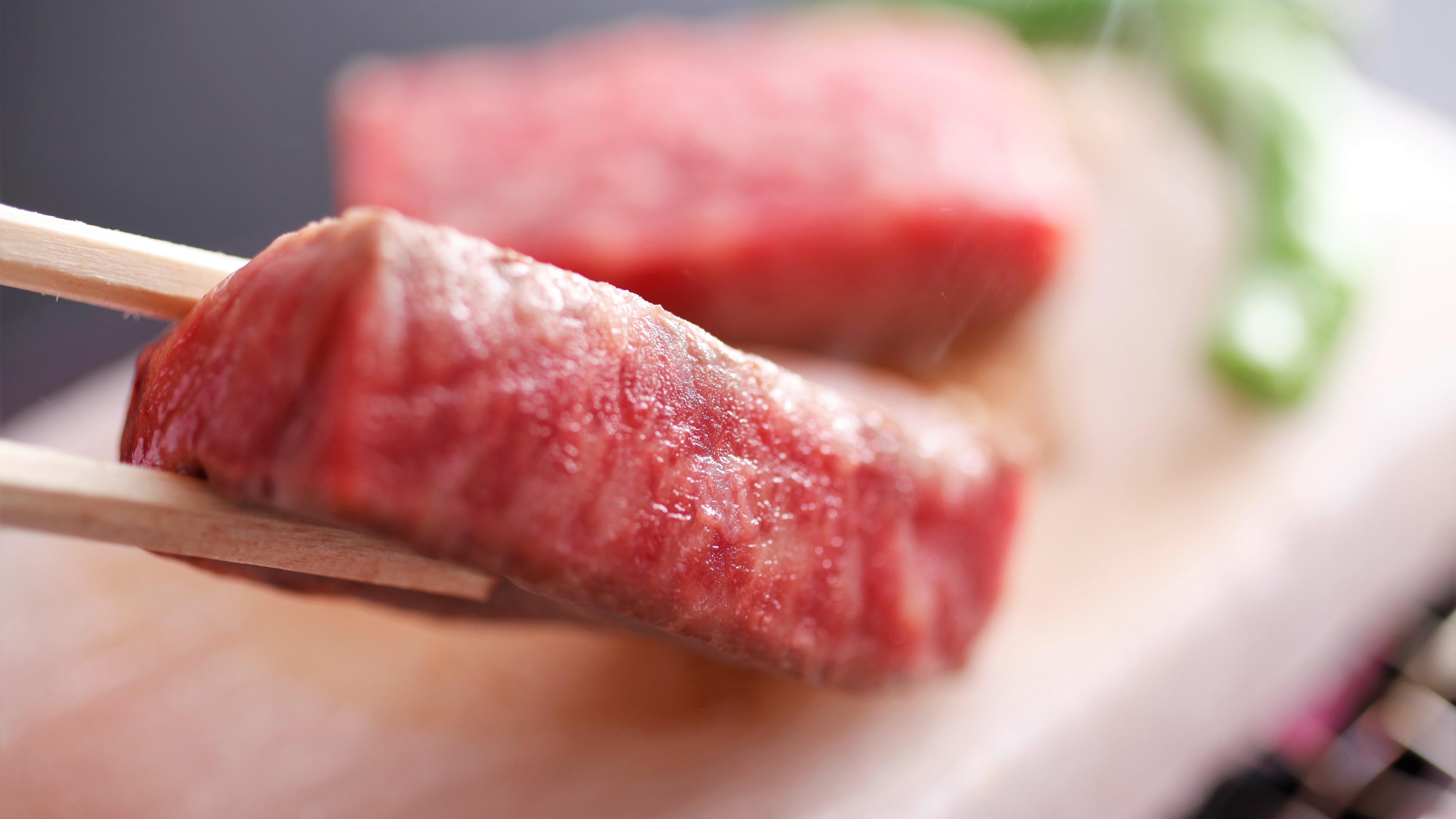 [Tajima beef] Grilled on a ceramic plate