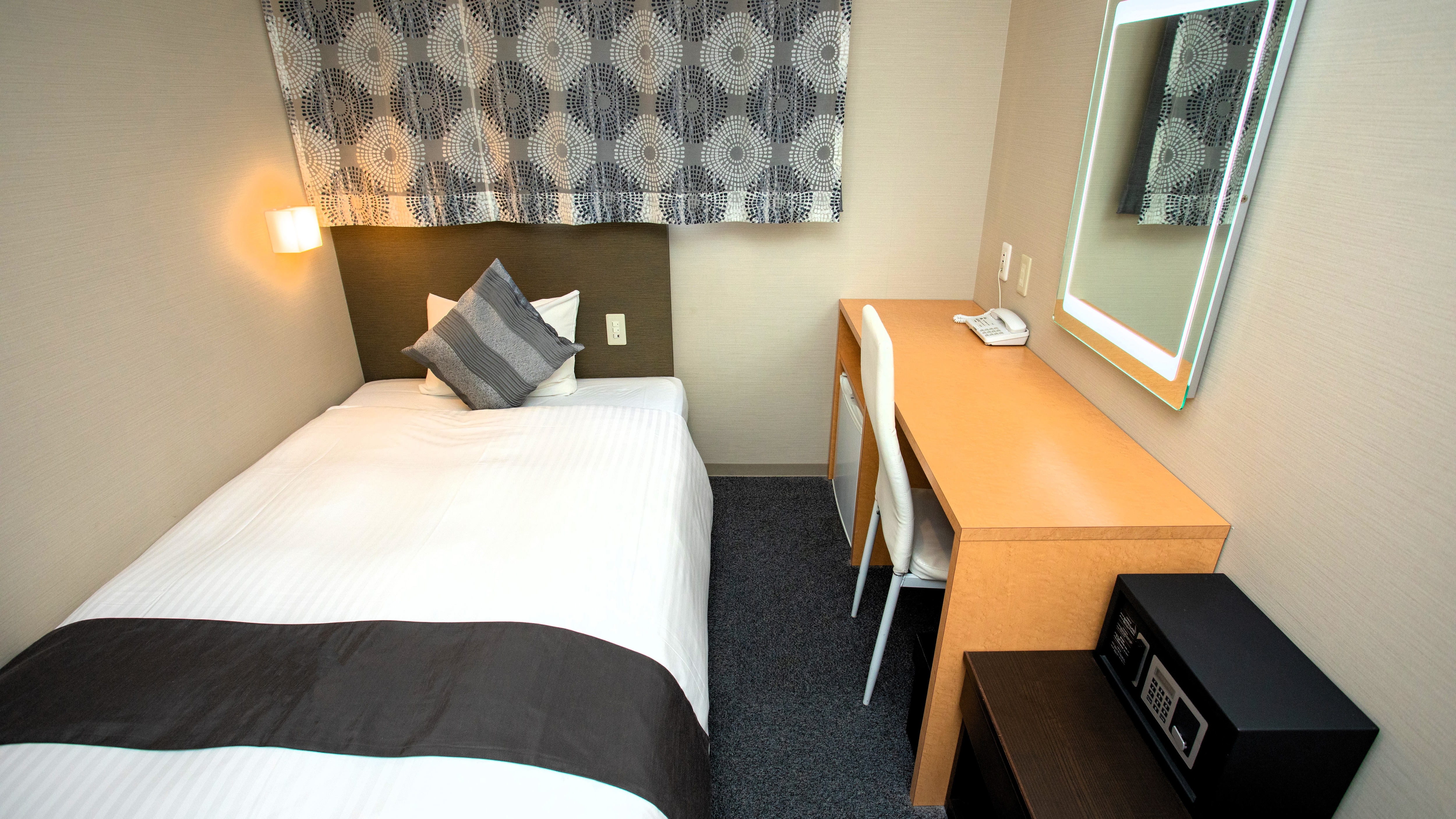*Single: A room for business or solo travelers, with an emphasis on functionality.