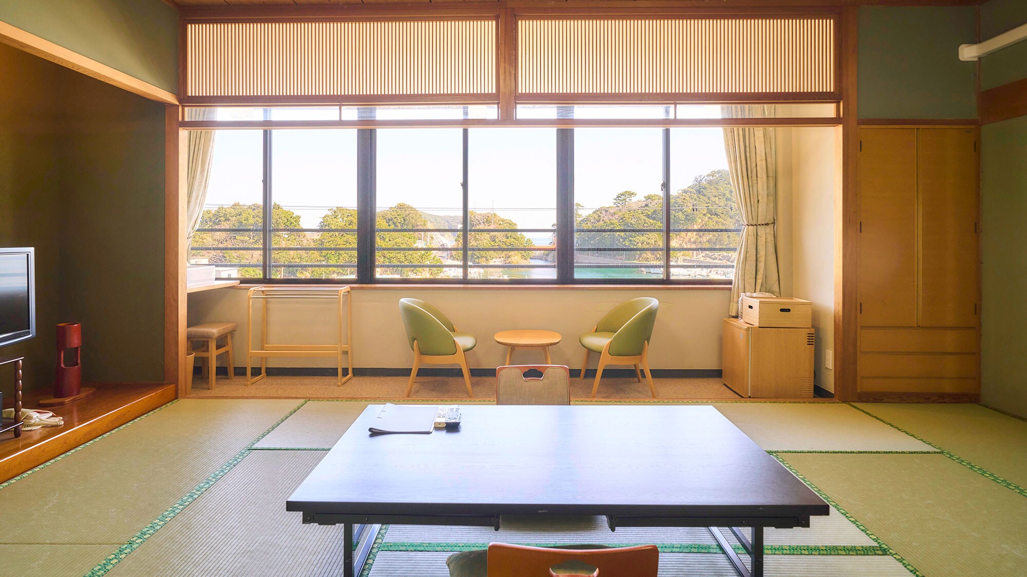 ・[Japanese-style room with 12 tatami mats] A room where you can relax and enjoy the sound of the waves.