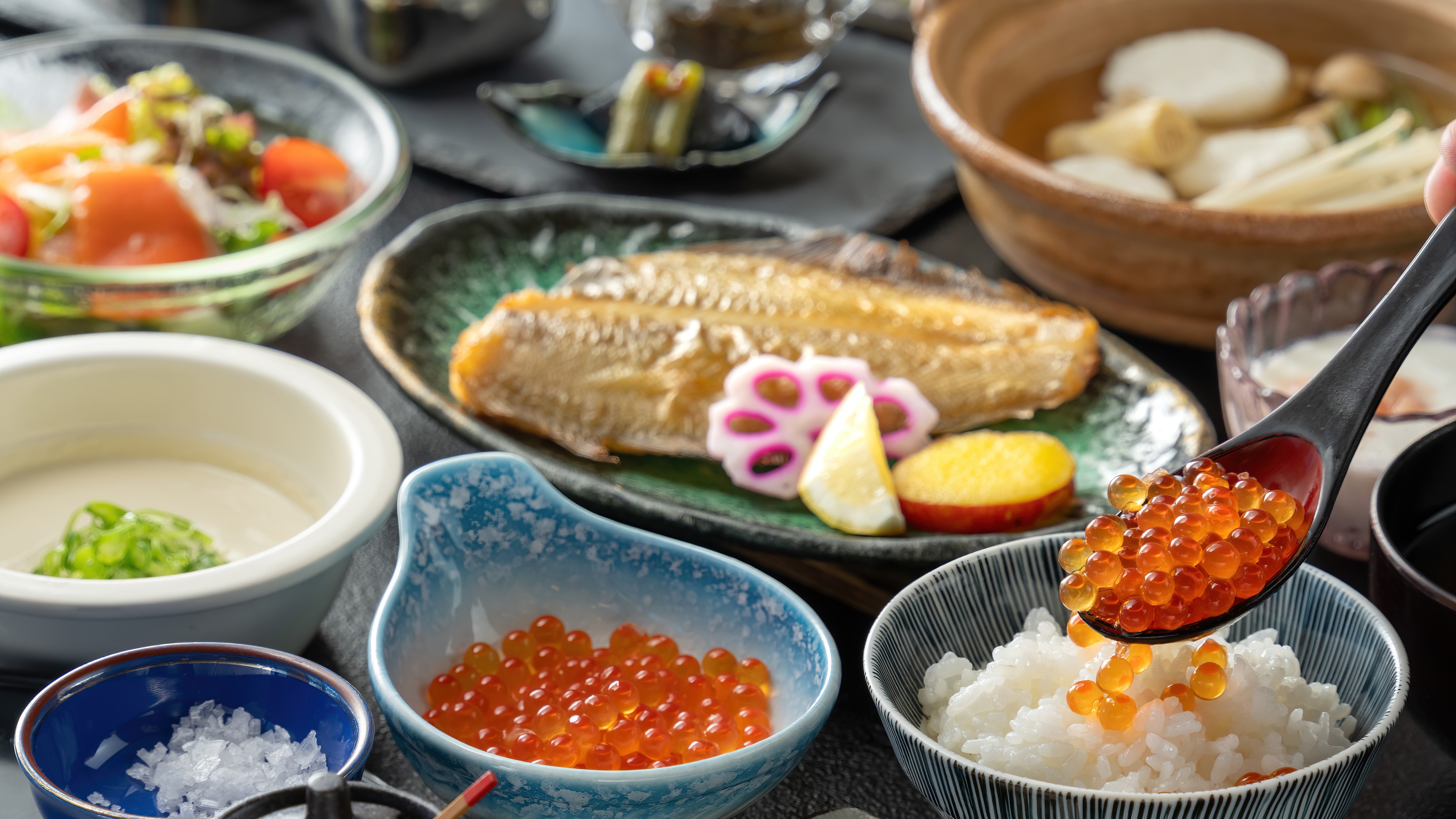 [Breakfast] Start your day off with Gotsuo's "rice with salmon roe," "homemade tofu" combined with Kotobiki salt, dried fish, and more!