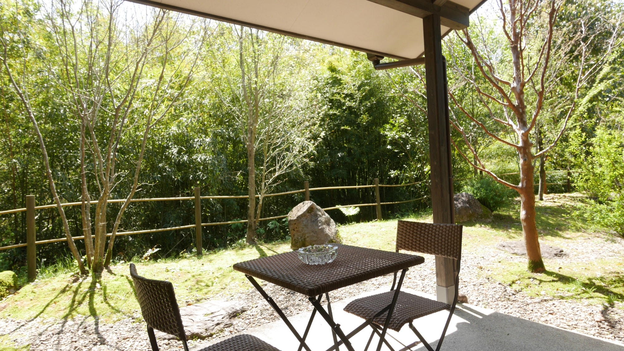 The detached rooms have a terrace. Enjoy a moment of conversation with your loved ones surrounded by pleasant nature.