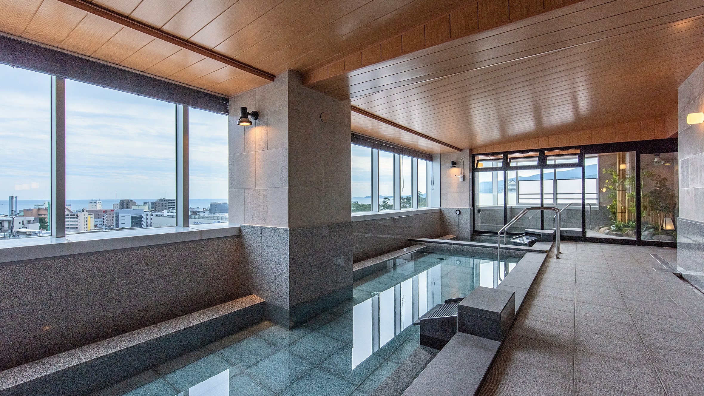 A natural hot spring (male public bath) carried by a tank truck from Hakone Yumoto