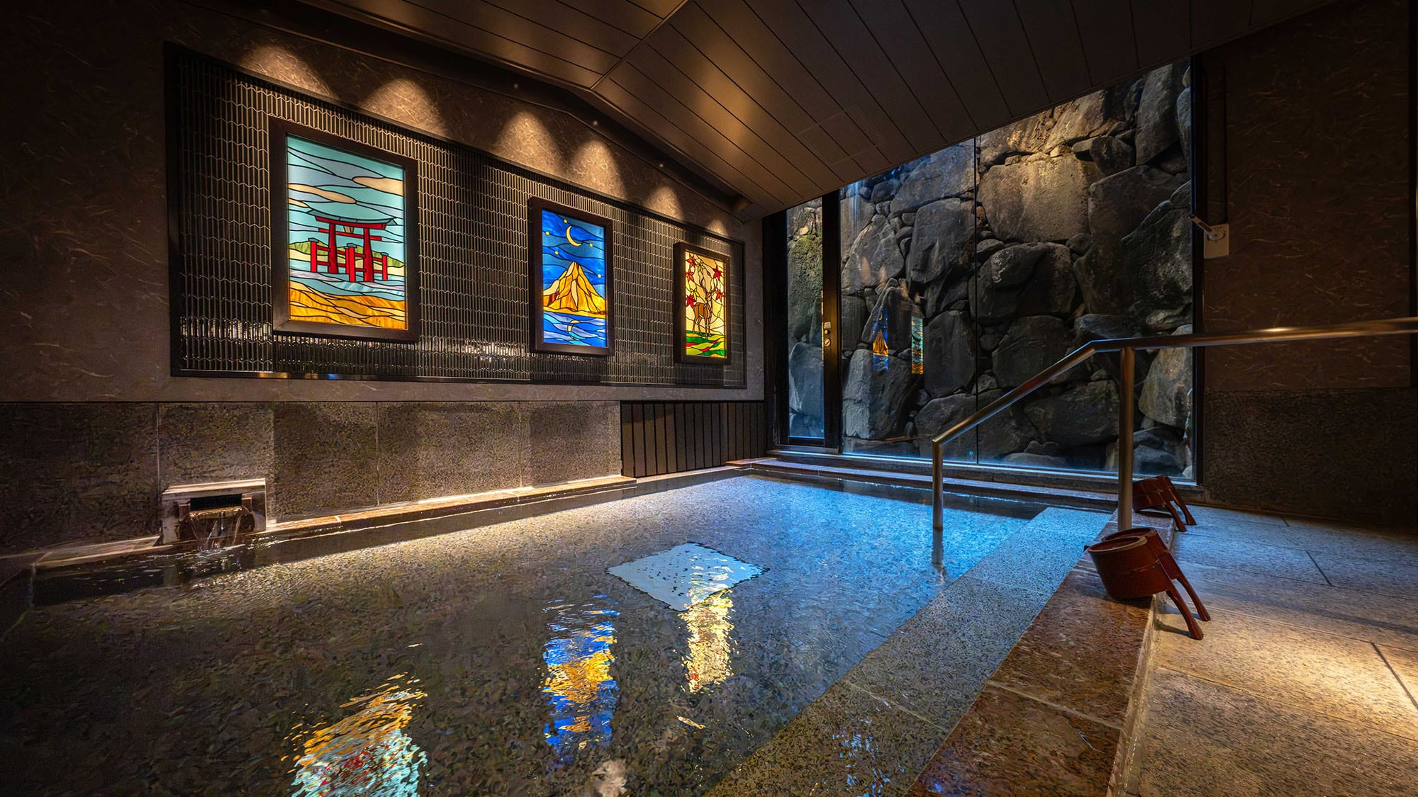 [Nhà tắm công cộng lớn "Kokon no Yu" - Suối nước nóng Miyajima Shioyu Onsen] Nước suối nóng phun trào từ lòng đất có đặc tính dưỡng ẩm cao, giúp da bạn mịn màng sau khi tắm.