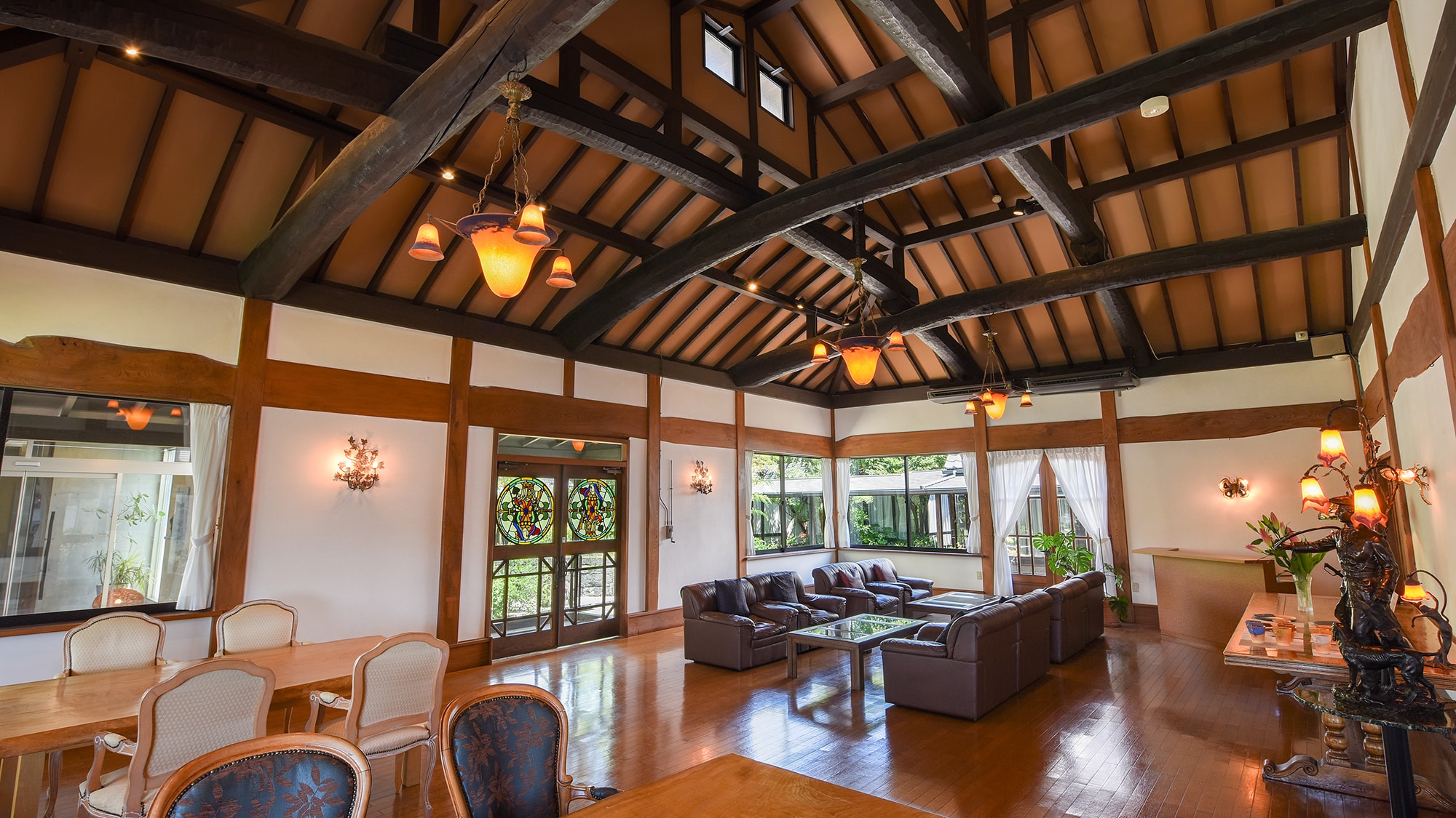 [Karishima Club] The heavy keyaki wood construction and antique lighting create a relaxed, adult space.