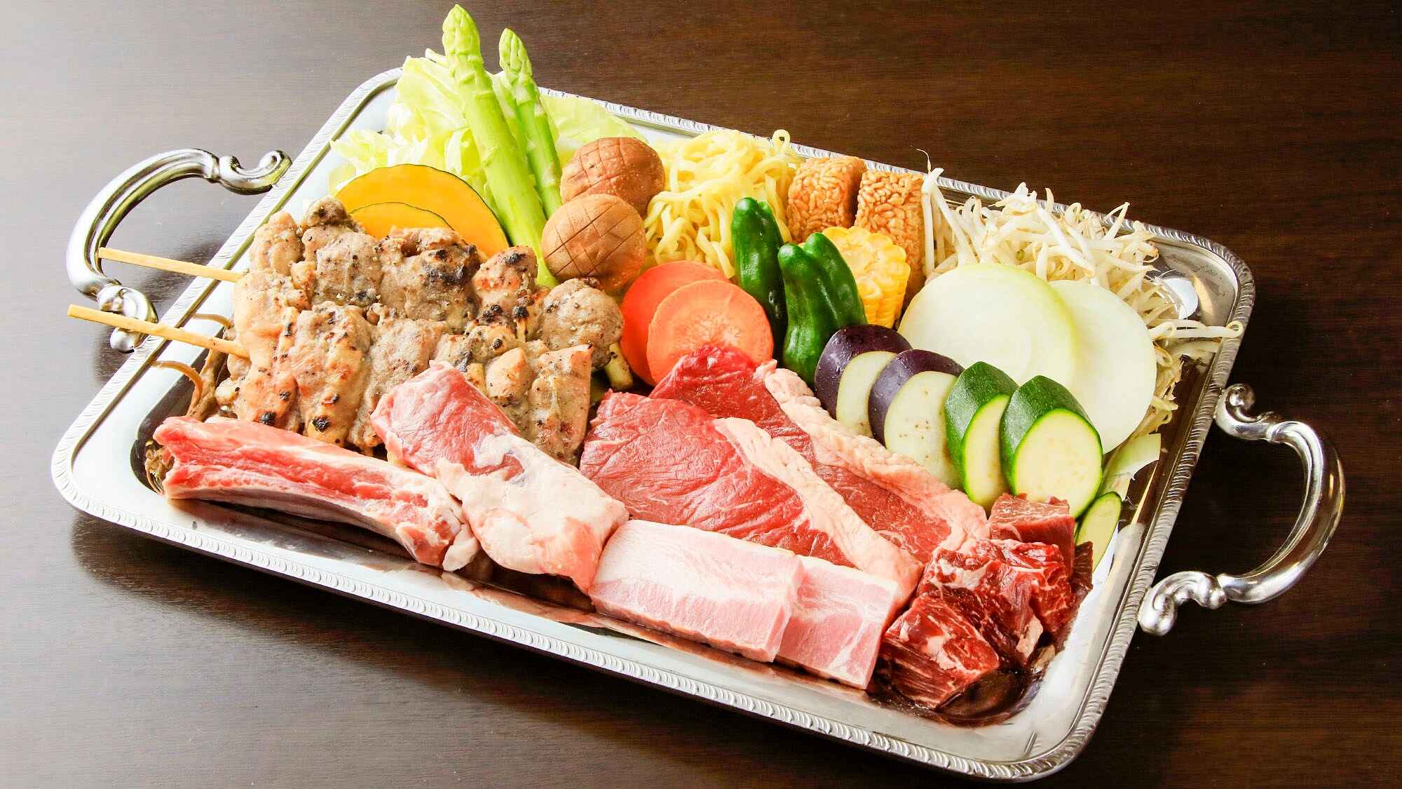 ・Contoh makan malam BBQ yang lezat (tenda kapas)