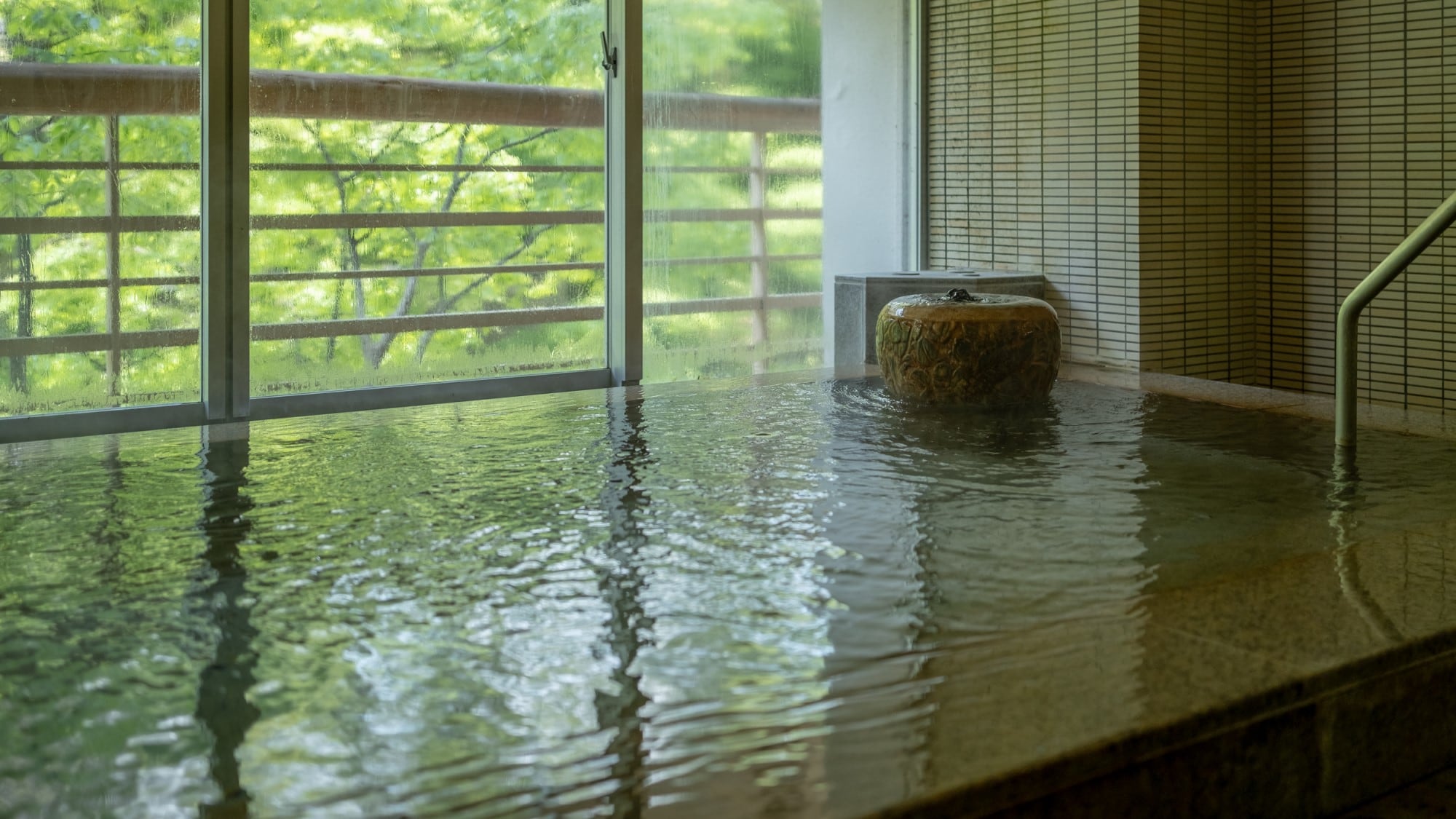 [Large public bath "Okutone Hatto"] You can enjoy a tour of 15 hot springs in the hotel.
