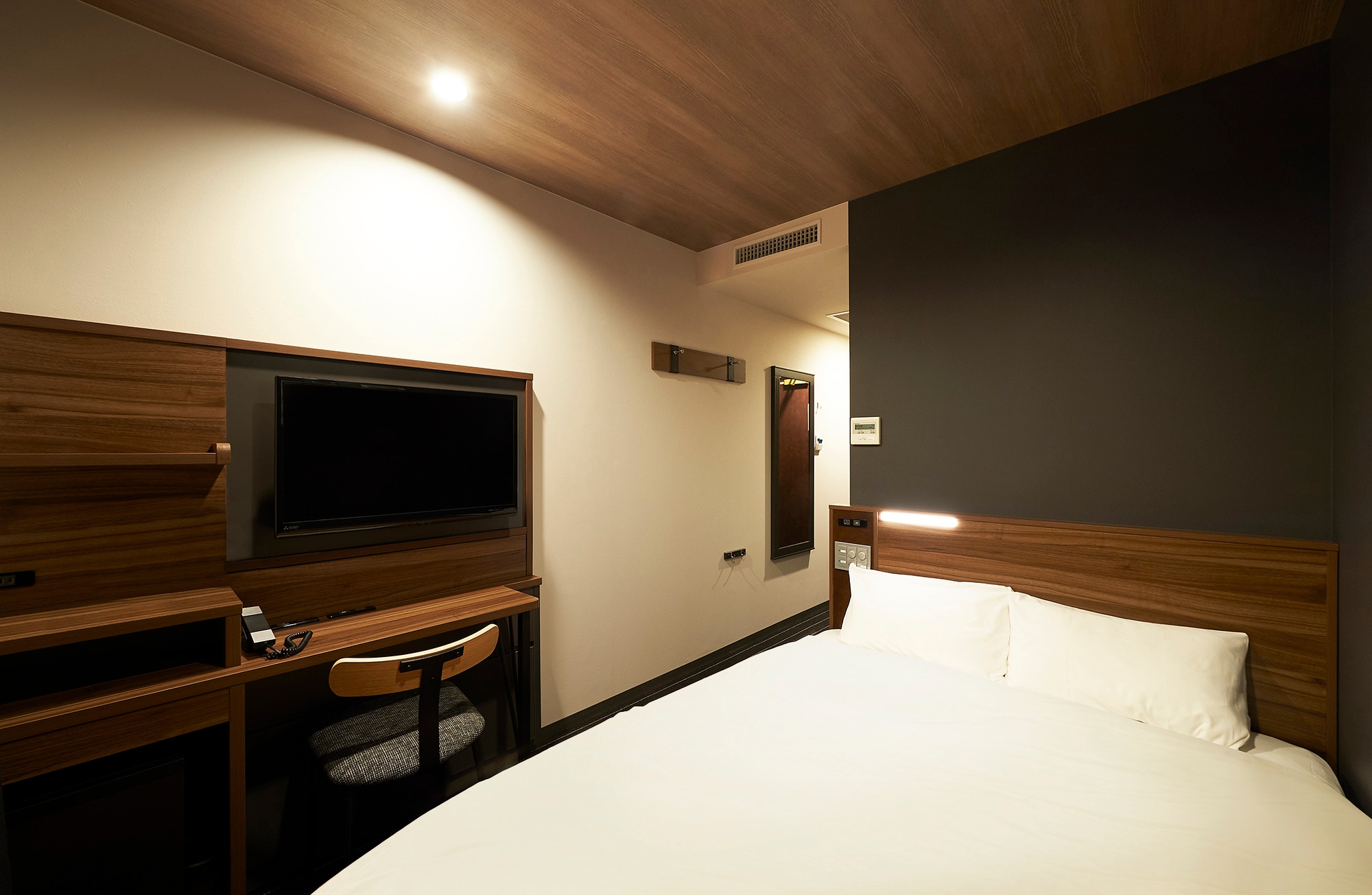 [Guest room] Double room: 12.1m²~12.8m² bed width 140cm