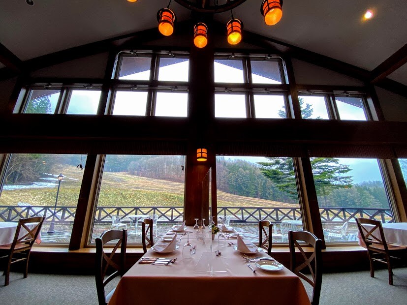 전면에 광대한 숲과 초원의 대 파노라마 메인 레스토랑.