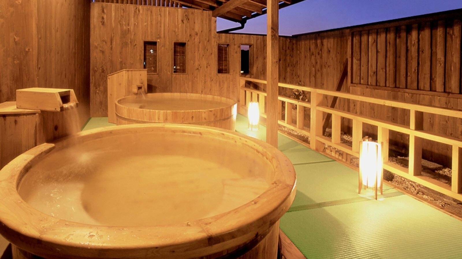[Men's open-air bath] When the sun goes down and the lights turn on, the atmosphere improves!