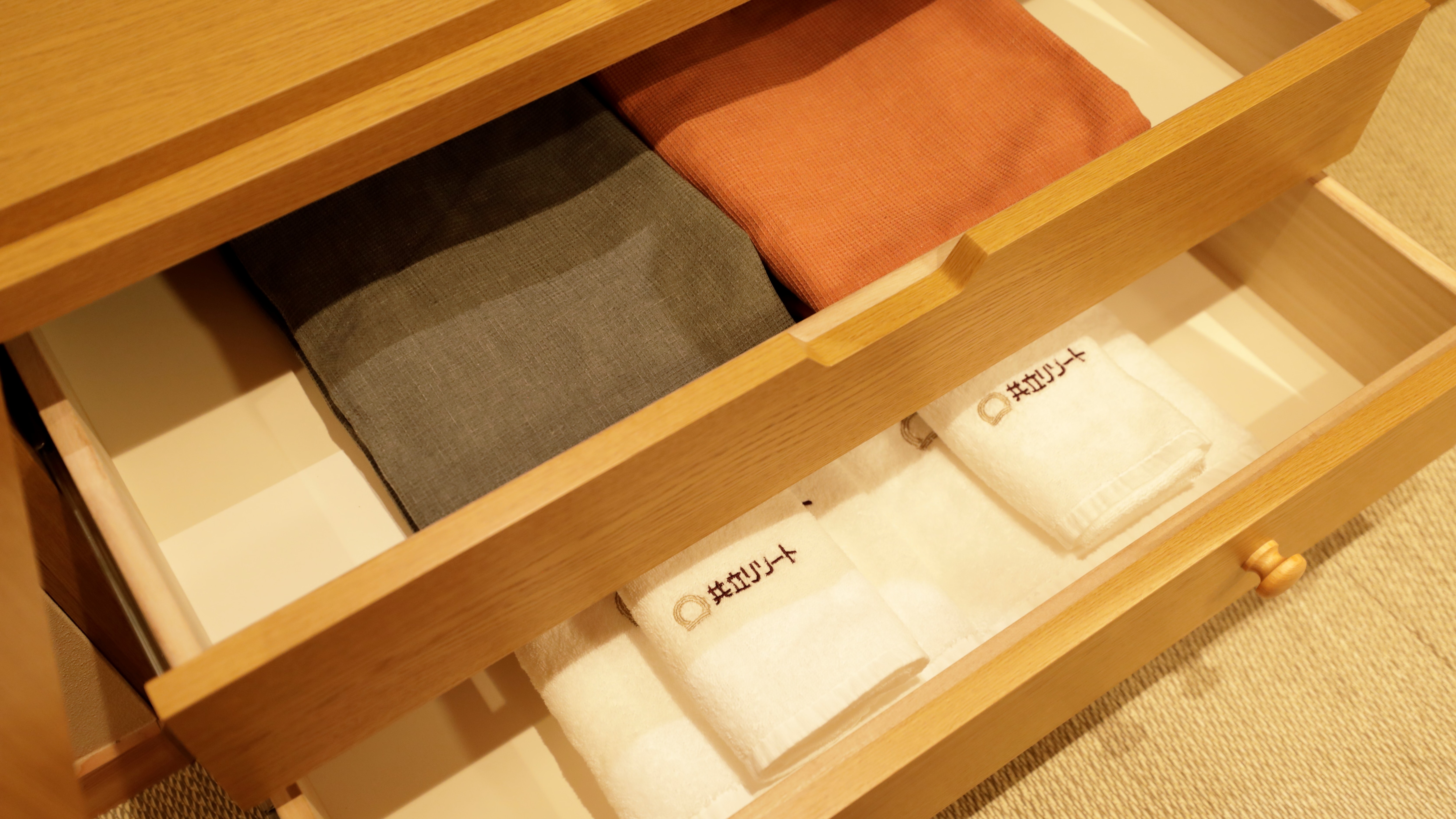 【客房：設施】客房配有居家服和浴巾。