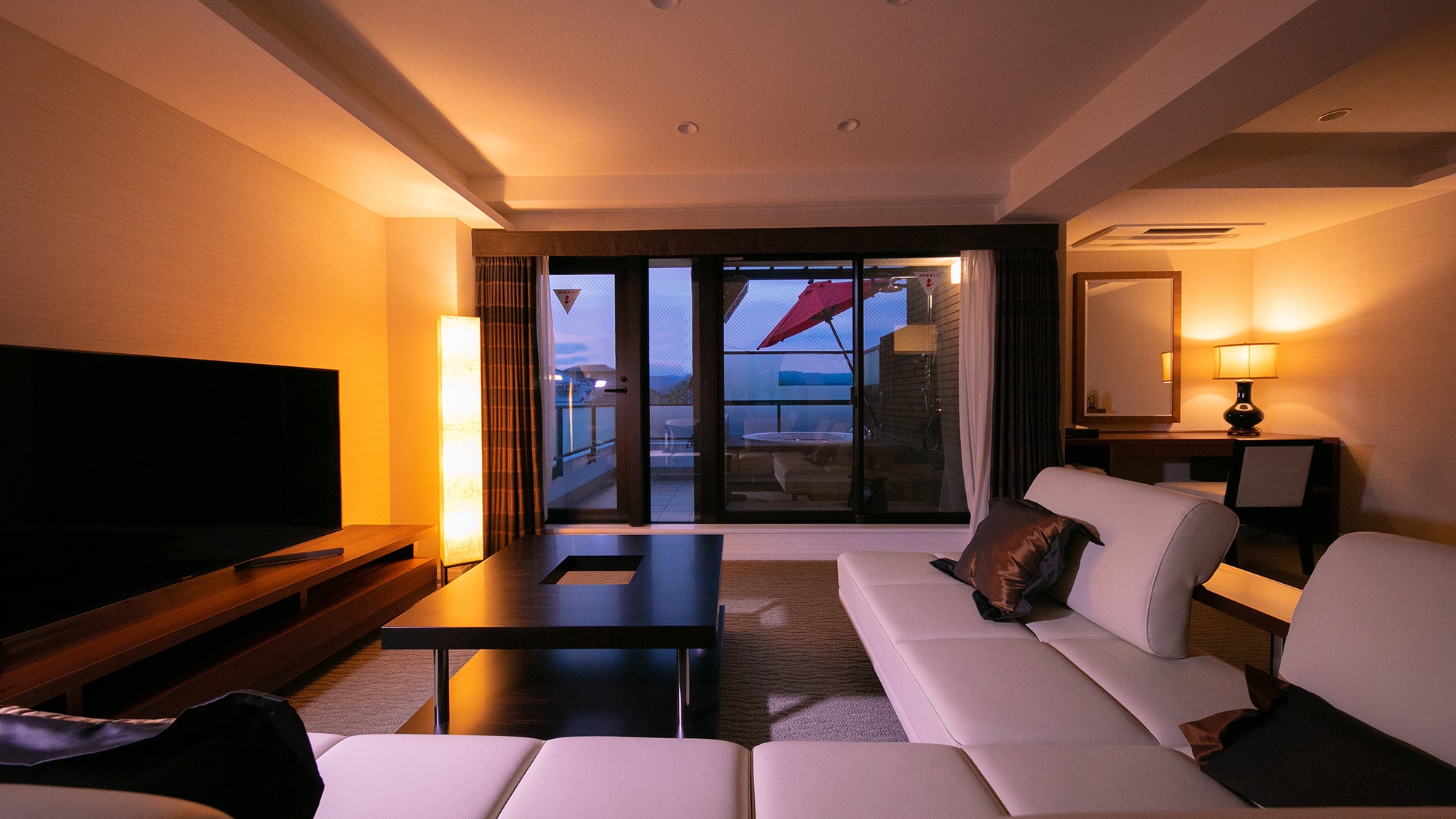 “豪华双床 A” 宽敞的客厅配有现代别致的转角沙发。