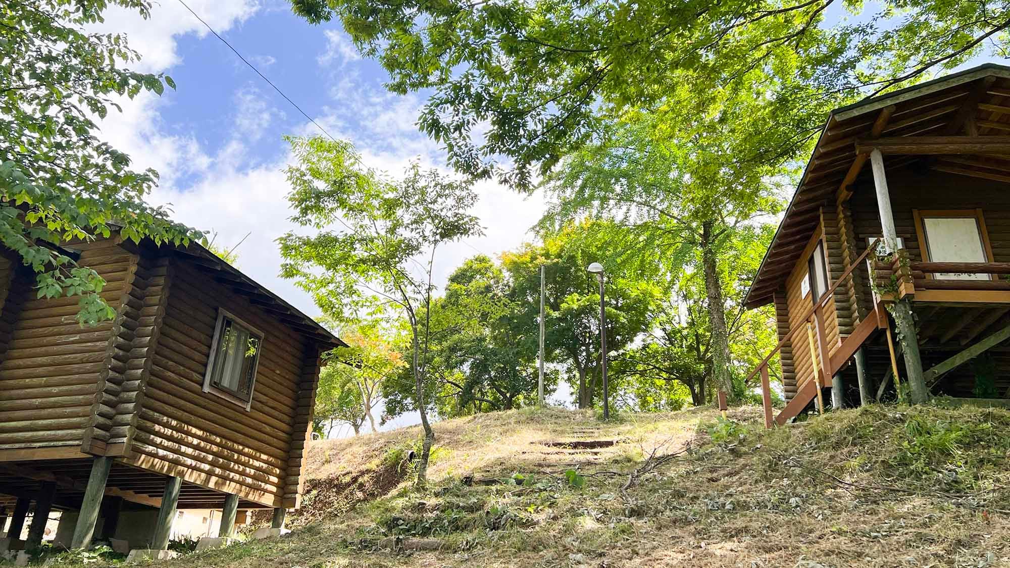 ・[Cottage/Exterior] Enjoy a refreshing and relaxing time in a cottage located on the breezy slope of a mountain.
