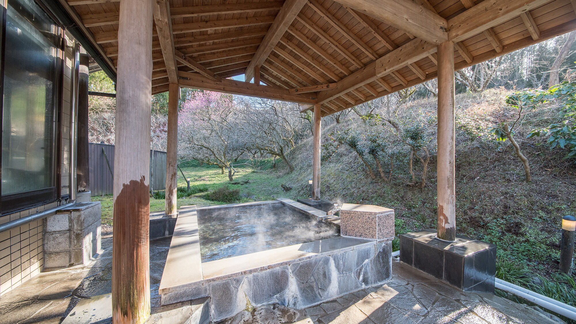 * [Bath (Shiraume no Yu B open-air bath)] You can relax while gazing at nature.