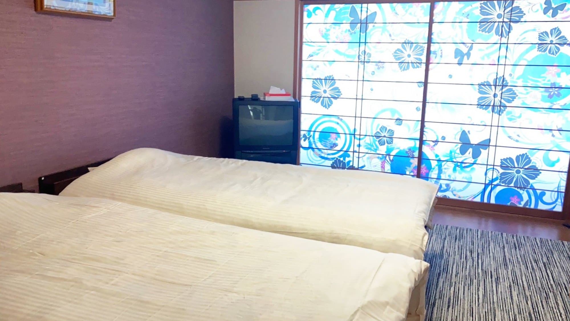 ・[Guest room example] A room with impressive shoji screens featuring butterfly and flower motifs