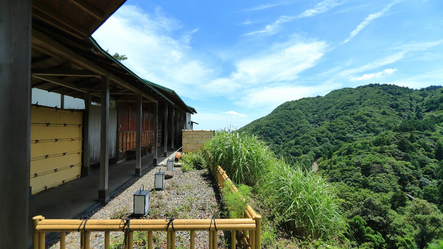Path to the open-air bath