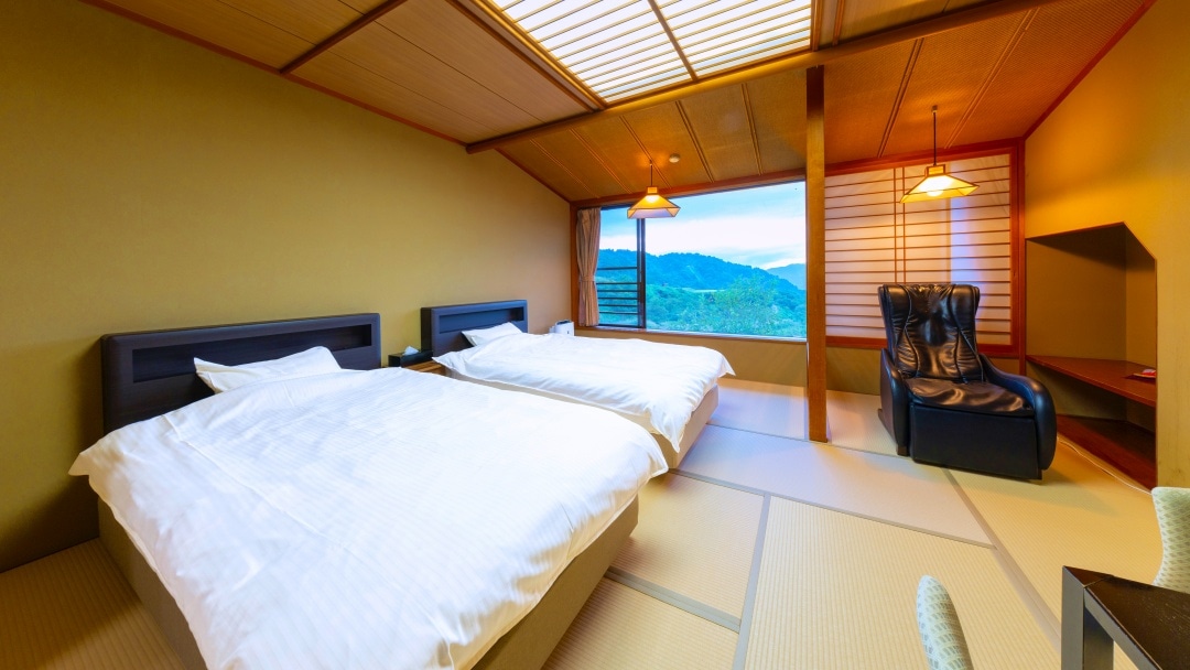 [Countryside view] Japanese-style room with 10 tatami mats, twin beds/width 120 cm