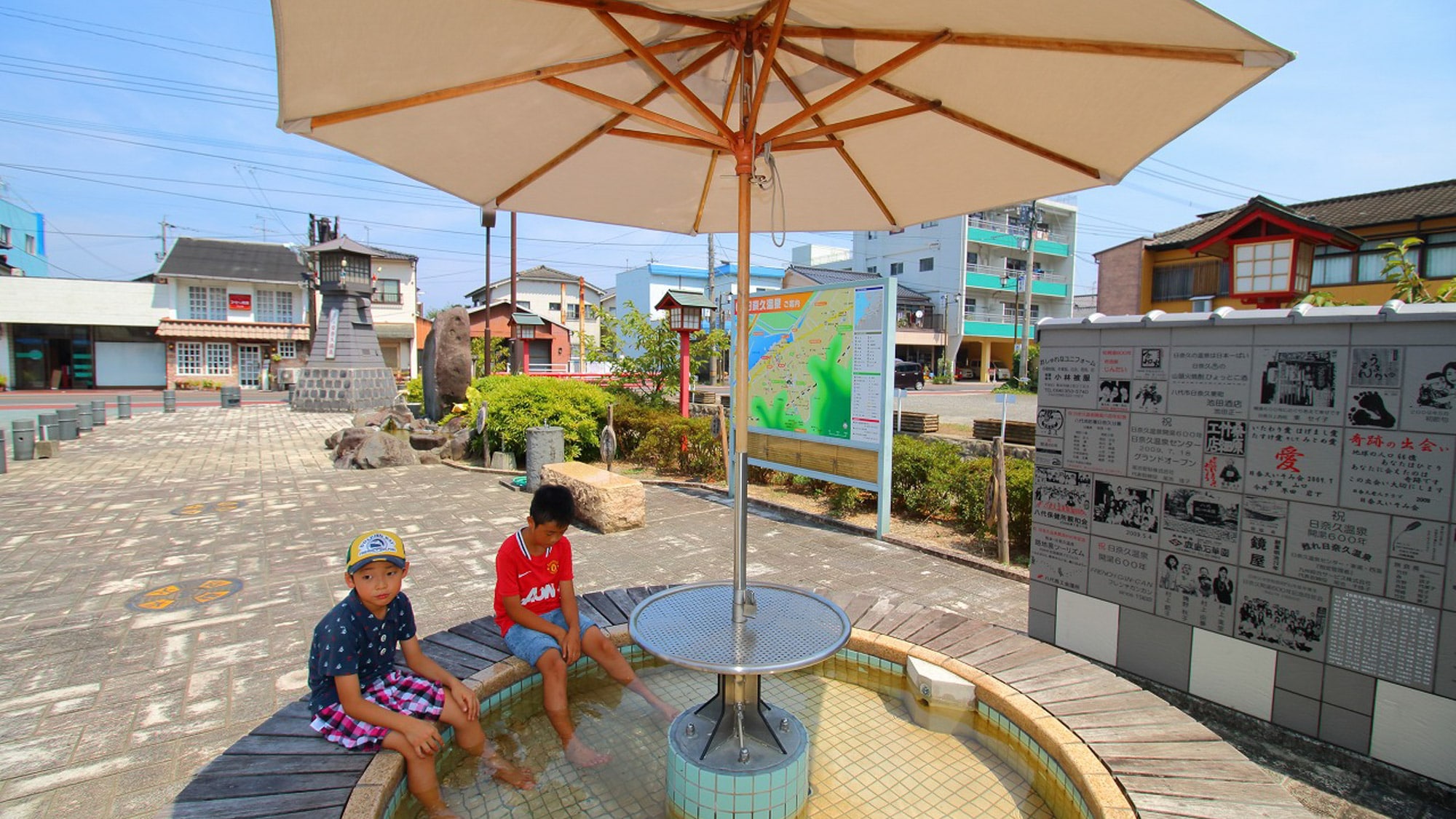 *The foot bath at Hinagu Onsen's "Ikoi Hiroba" (resting space). Why not take a short break and warm up your feet in the foot bath?