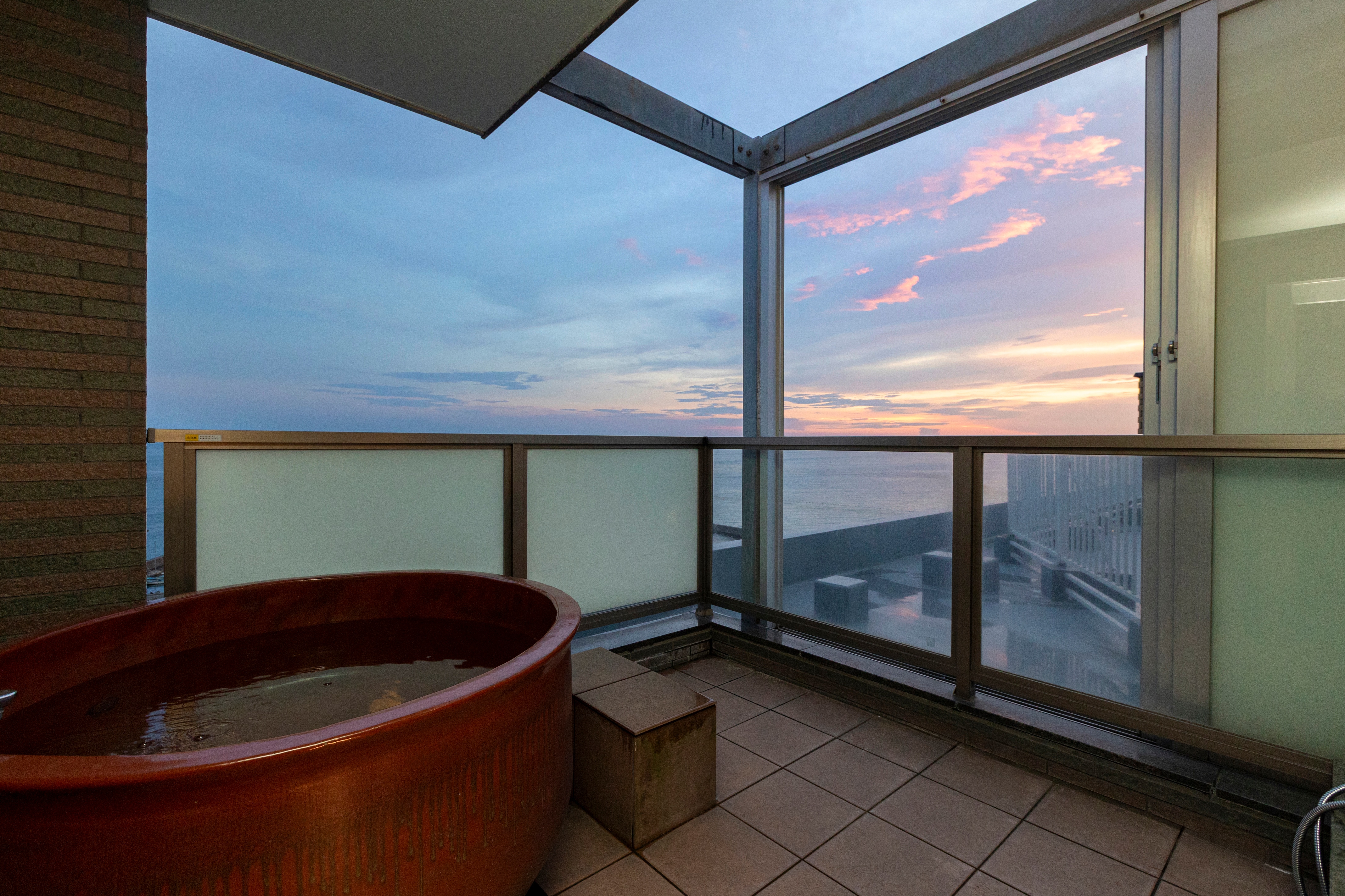 [Top floor Japanese-style room] Room with open-air bath