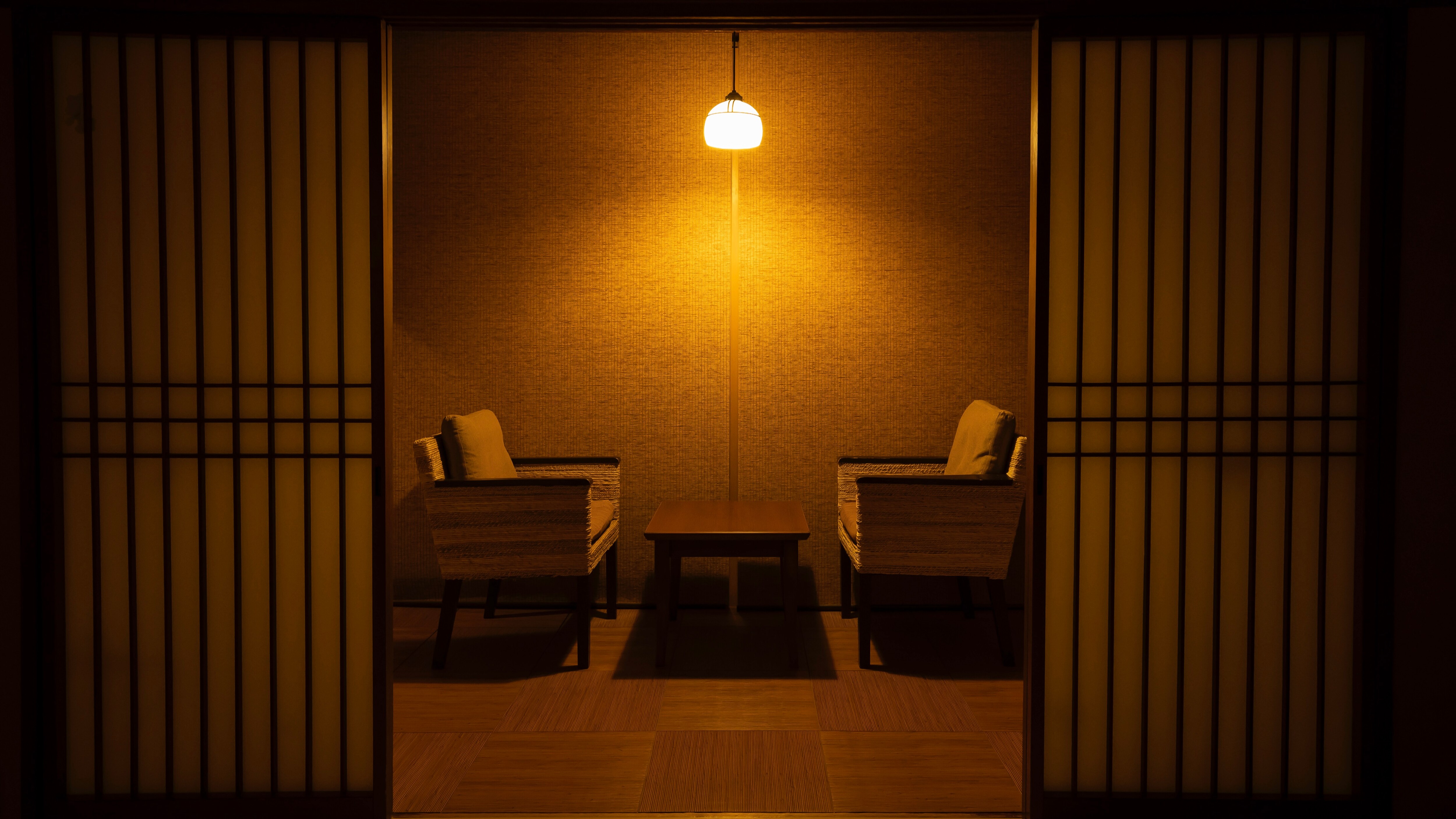 14 tatami Japanese-style room with a wide veranda. Enjoy the view of the Pacific Ocean during the day and the relaxing atmosphere at night.