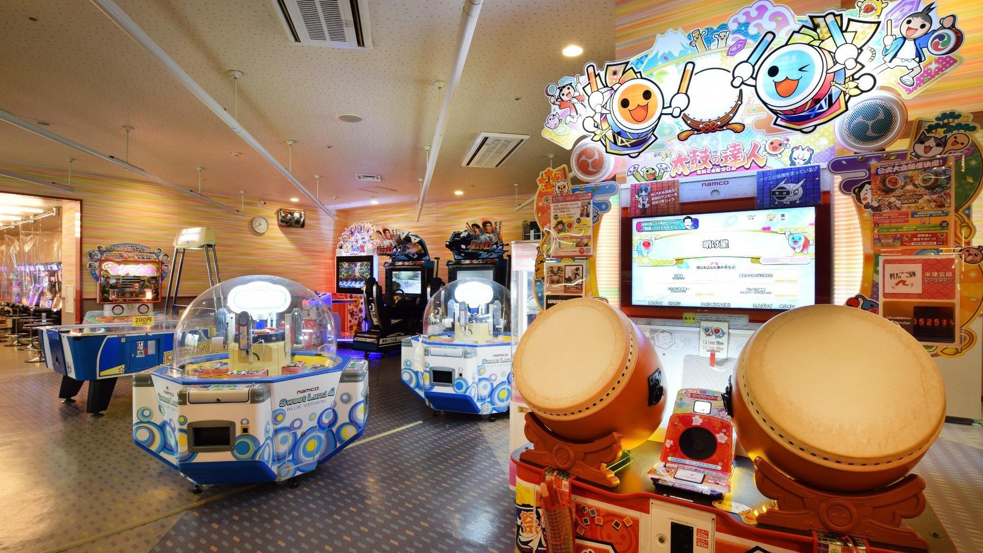 A lineup of classic game consoles. Open from 8:00 to 21:45. [Game corner]