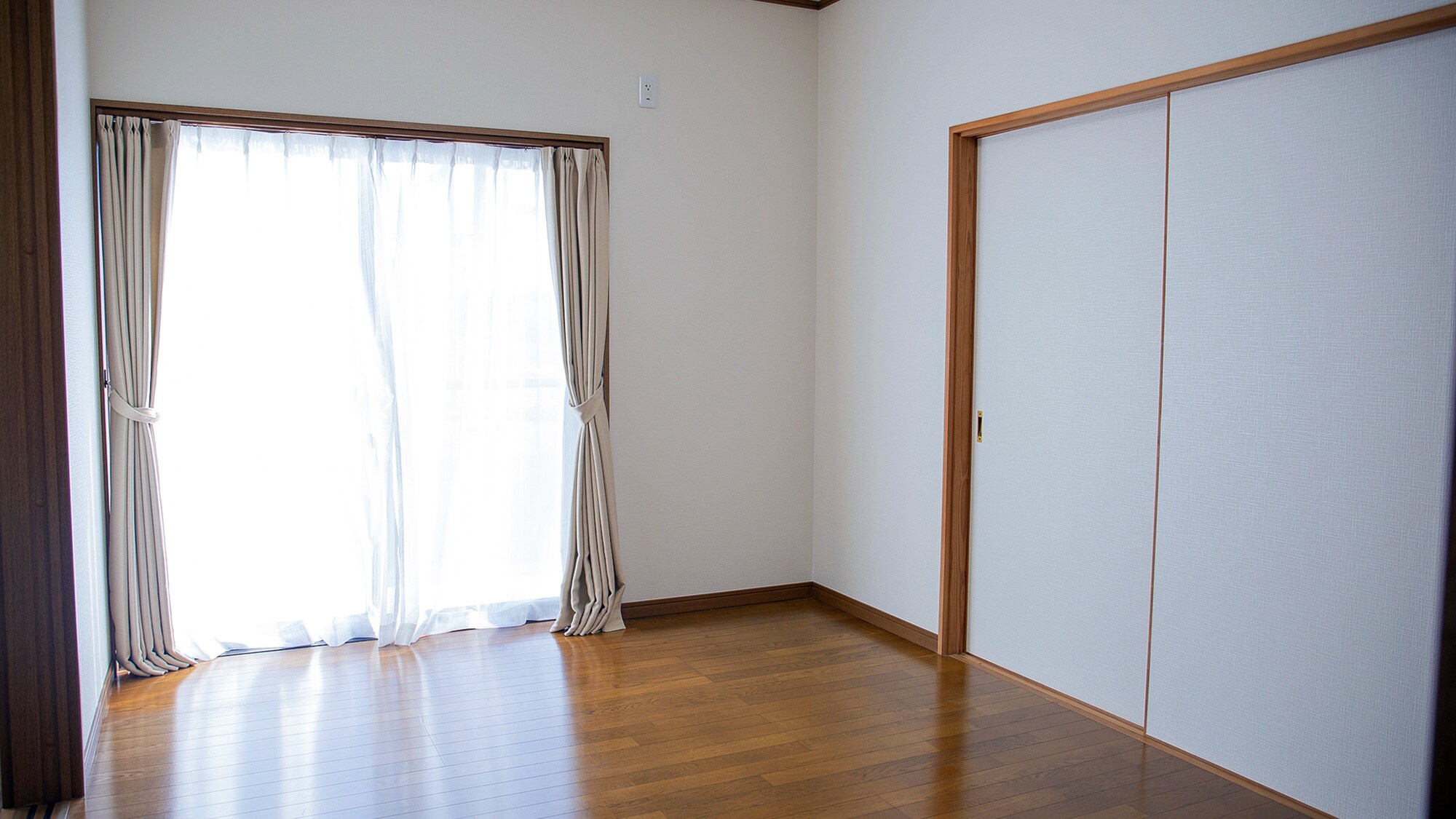 ・【양실 6 다다미】큰 창문으로부터 실내에 제대로 자연광이 꽂는, 해방감이 있는 방입니다