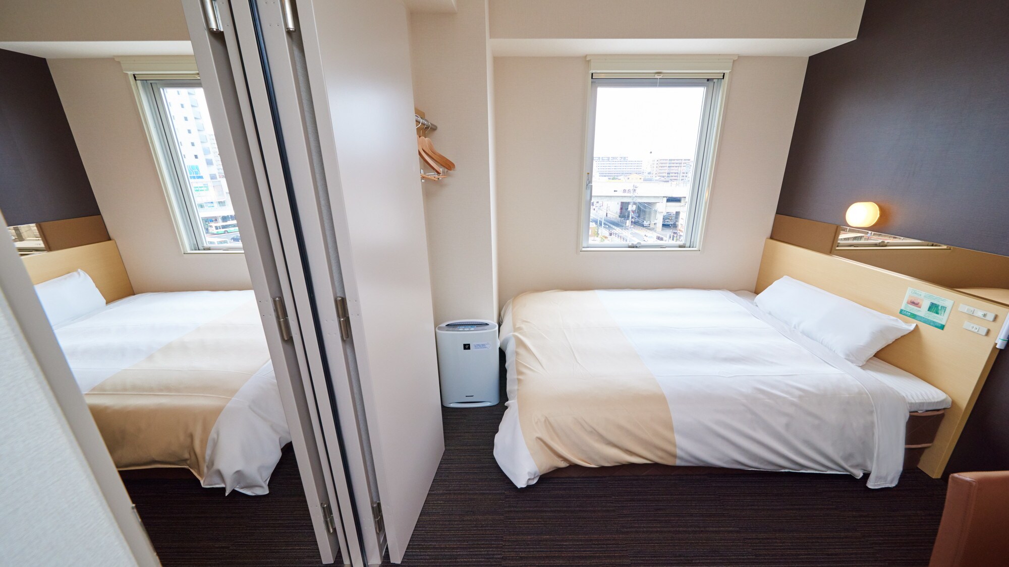 這個房間有兩個房間，中間有一扇門。