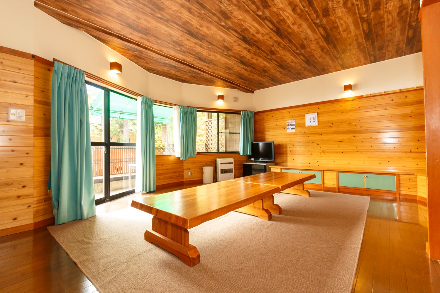 C-shaped 1st floor living room for 8 people