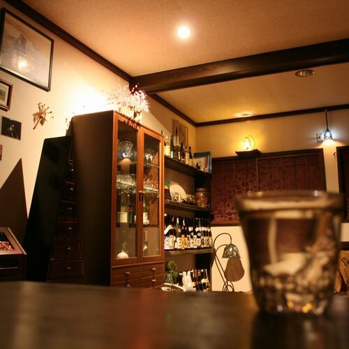 Enjoy premium sweet potato shochu while listening to nostalgic folk songs!