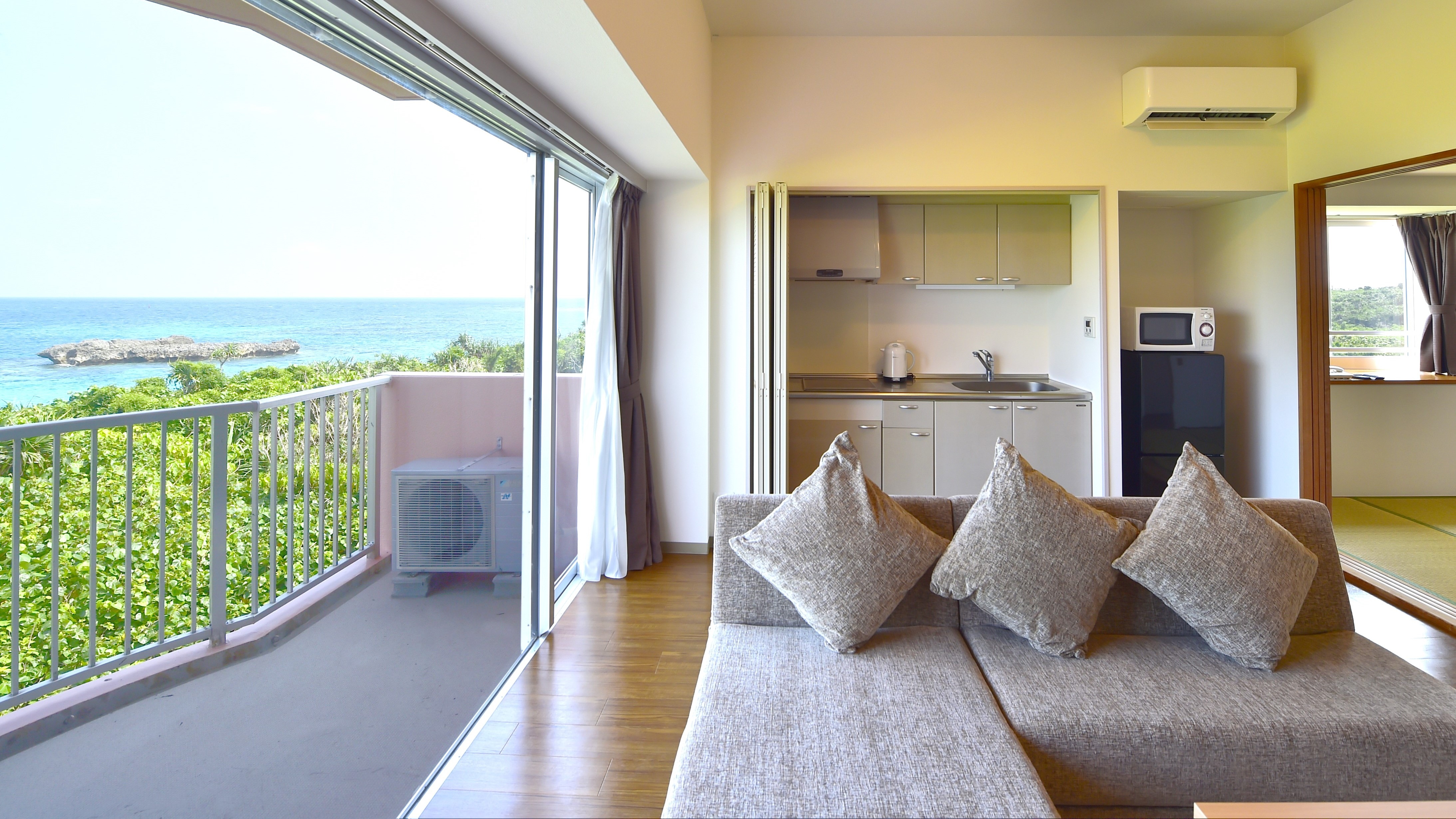 [Type C Japanese-Western style room] A guest room with an approximately 15-tatami living/dining room and an 8-tatami Japanese-style room.