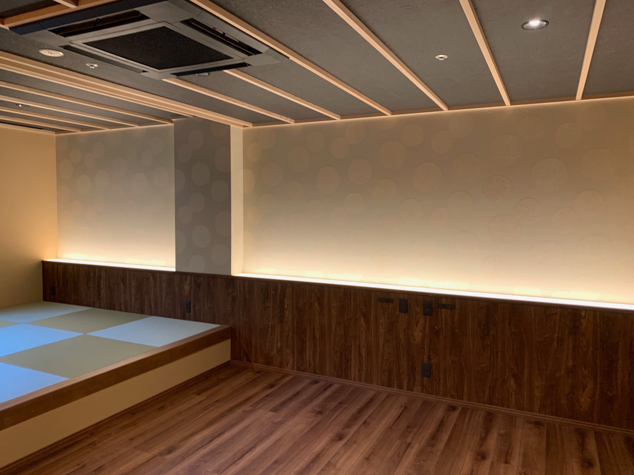 日式西式房間內部，設有露天浴池