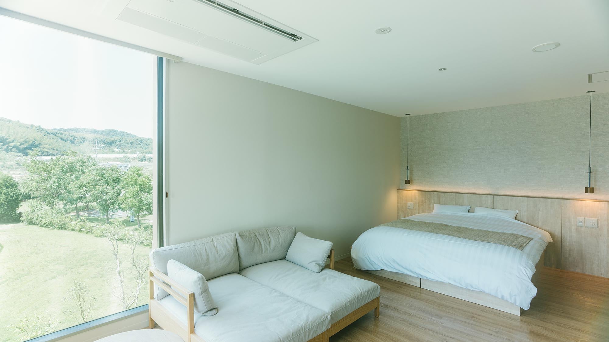 [2F Standard Room] A room with a king-size bed. Perfect for couples or solo travelers. [Example]