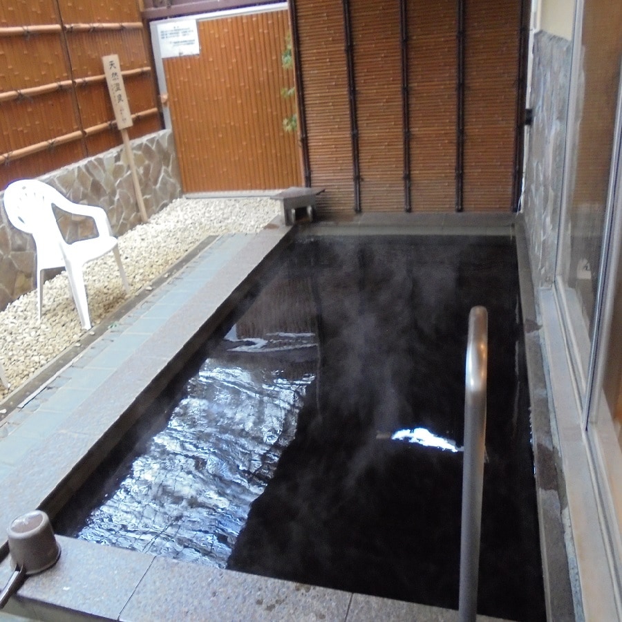 Pemandian air panas hotel ini adalah "Kuroyu".