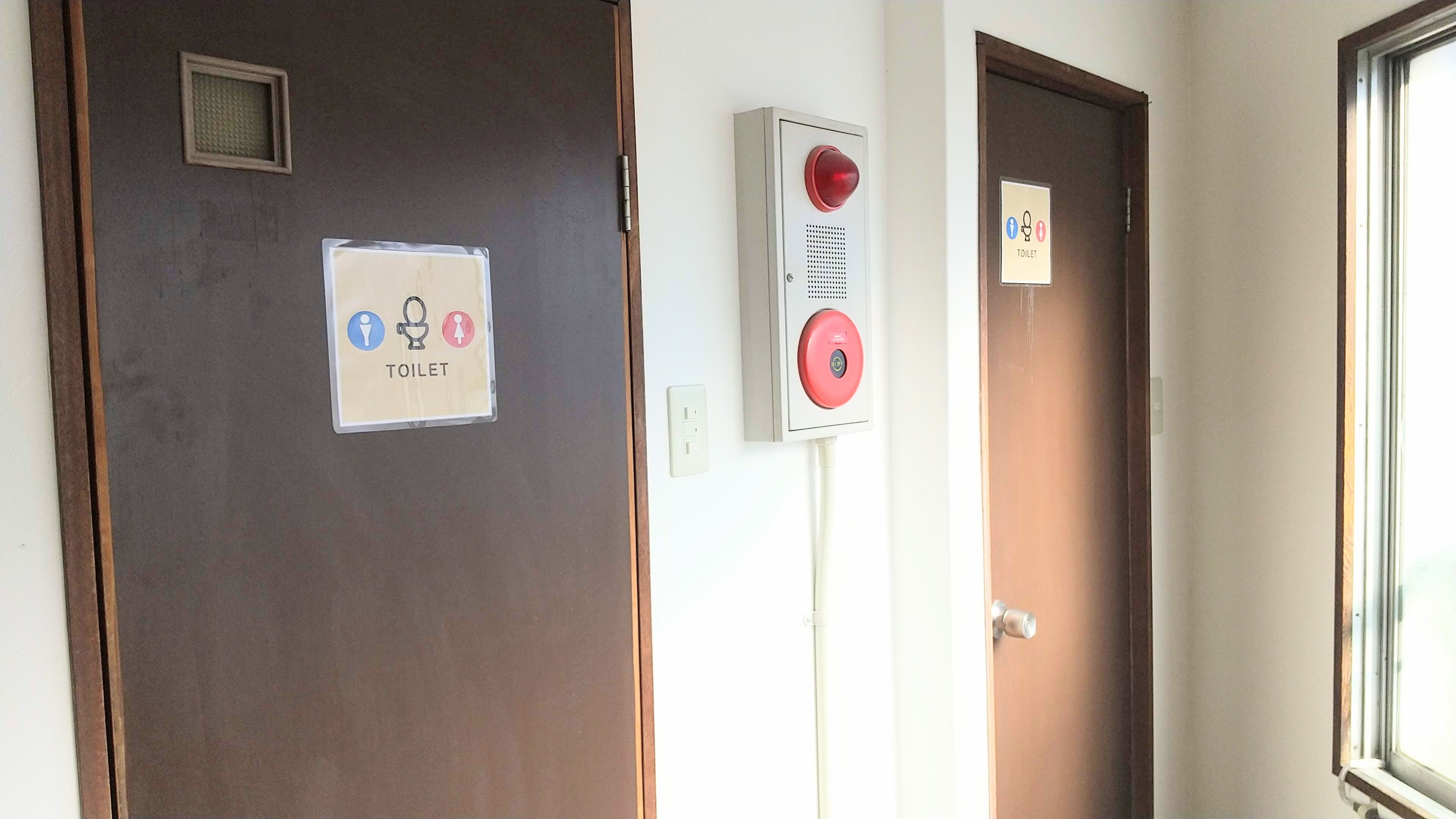 เป็นห้องน้ำแบบญี่ปุ่นมีโถสุขภัณฑ์อยู่ชั้น 3 ในทางเดินมีสองคน (งานปรับปรุงแล้วเสร็จเดือนพฤศจิกายน 2564.)