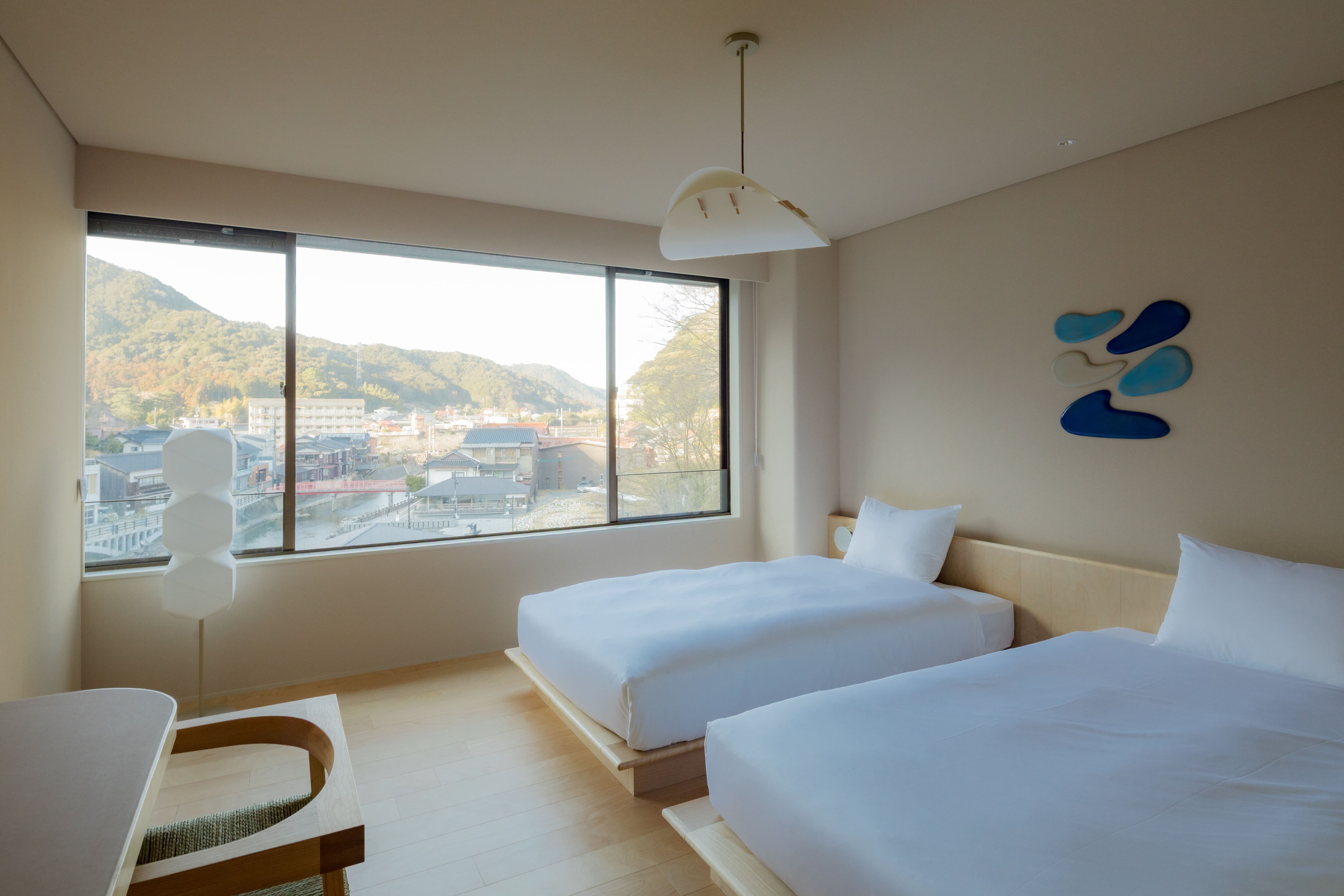 [Kamar Twin Kompak dengan Pemandangan Sungai] 23㎡ / 2 tempat tidur semi-ganda Kamar twin tempat Anda dapat bersantai sambil menikmati pemandangan sungai dan kota.