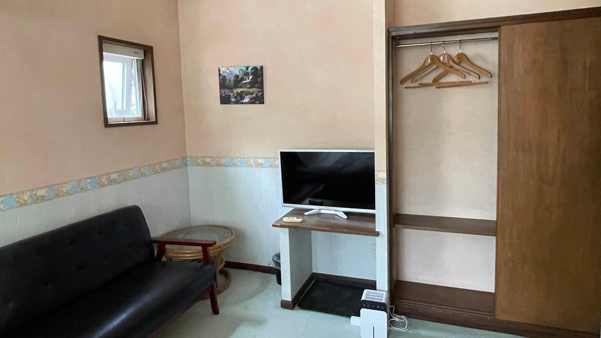 • [Main Building Twin Room (Unit Bathroom)] Fully equipped with amenities such as a TV and hangers (*Image may vary depending on the room)