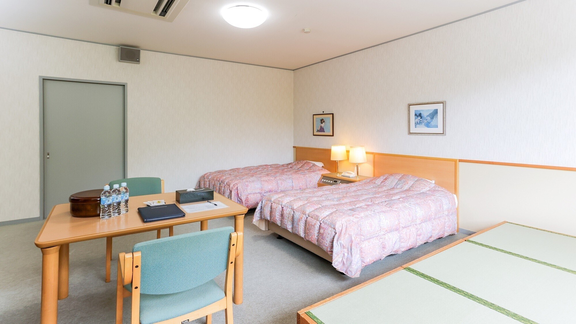 Western-style room | Three people can stay here by laying a futon between the tatami mats. *Some areas are not barrier-free.