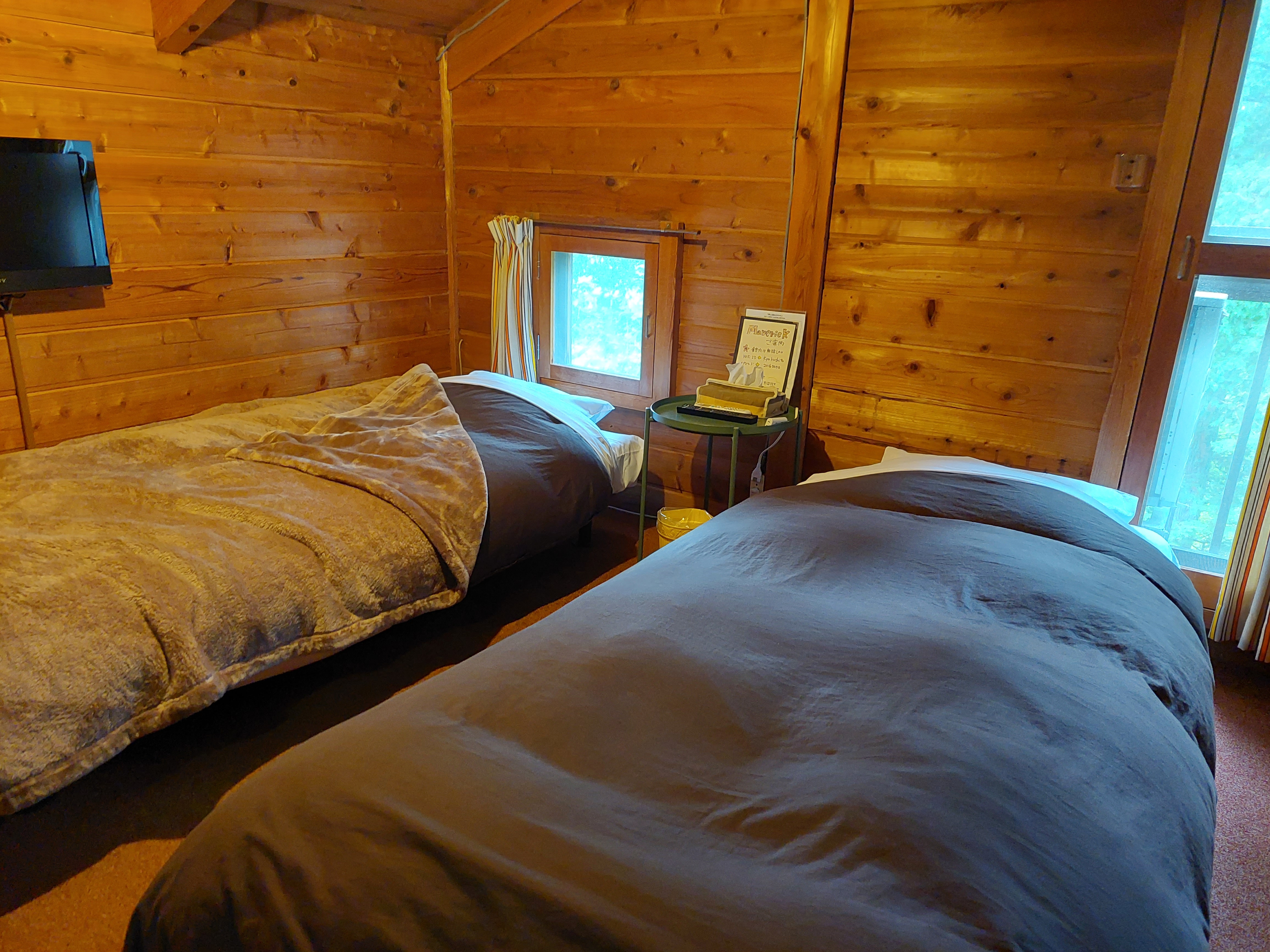 객실 선반에는 "두꺼운 담요"가 있습니다.