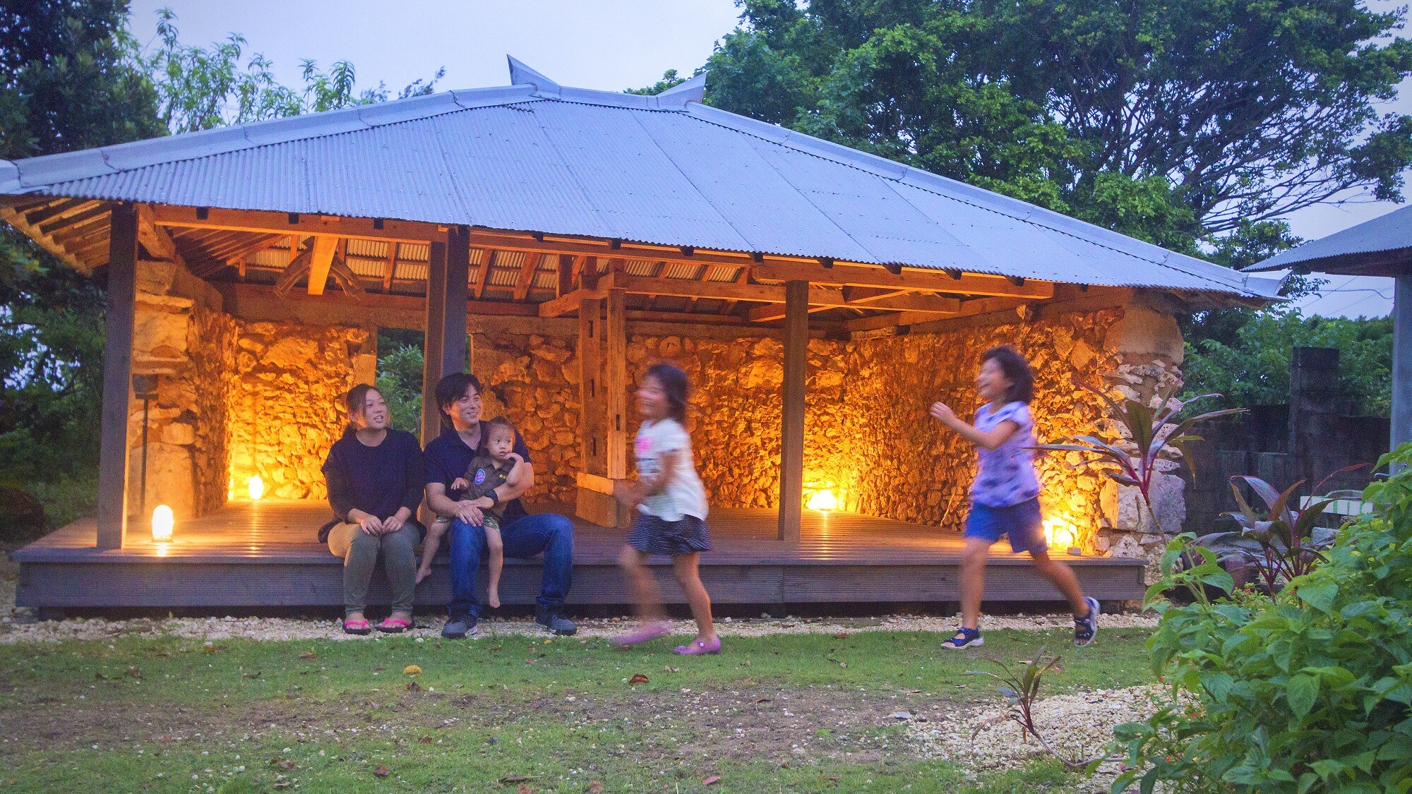 "Inn with coral stone hut" Time flows slowly at night
