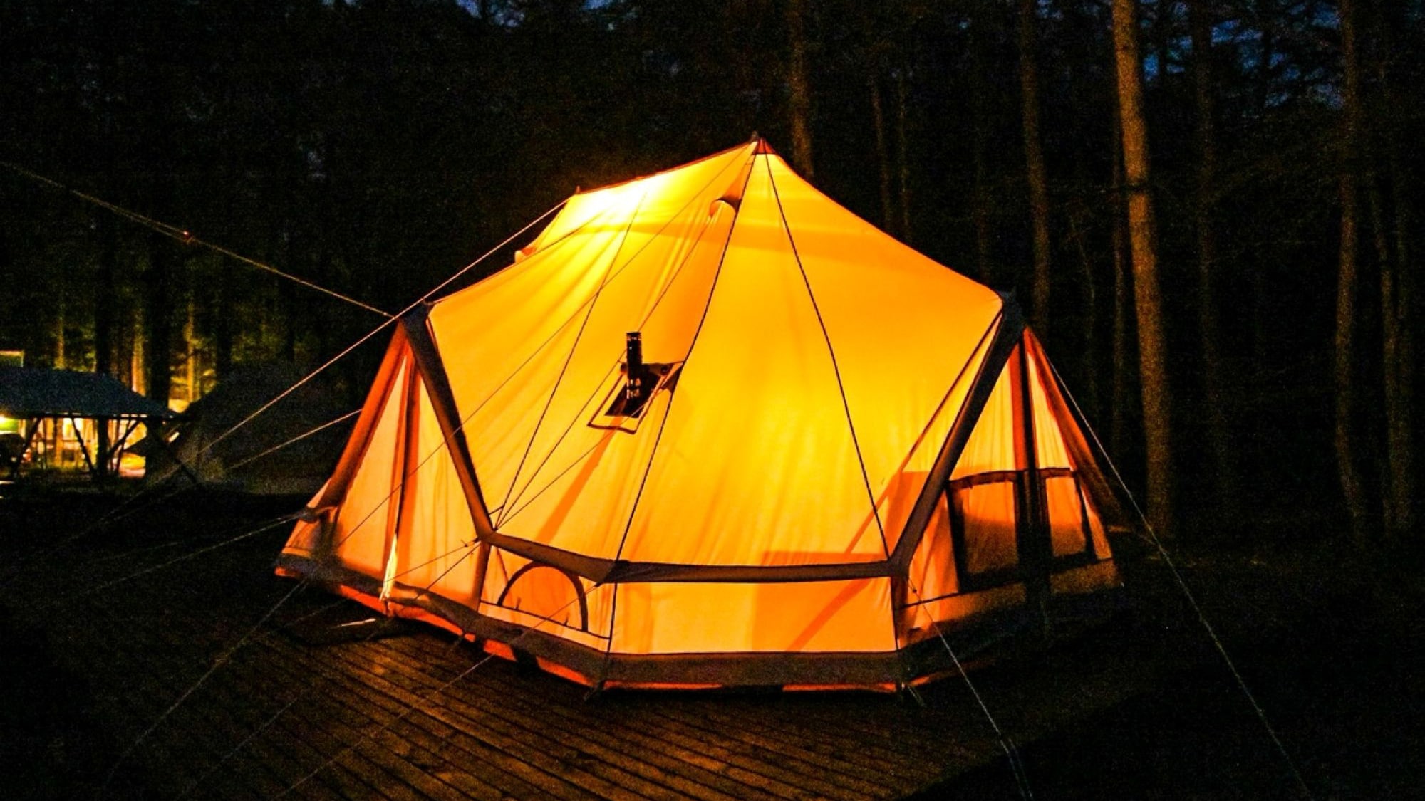 [Tents] Enjoy luxurious time in nature with your family and friends in a high-quality CanvasCamp tent.