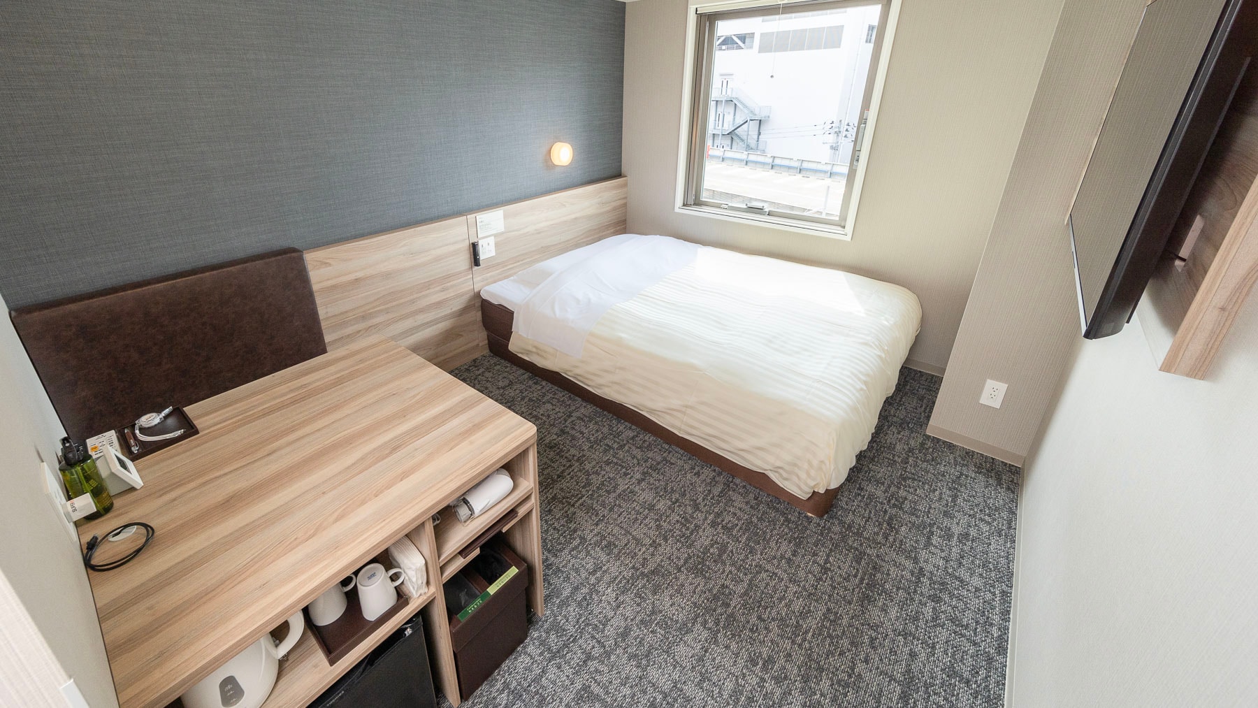[Extra Room] Room type with spacious desk