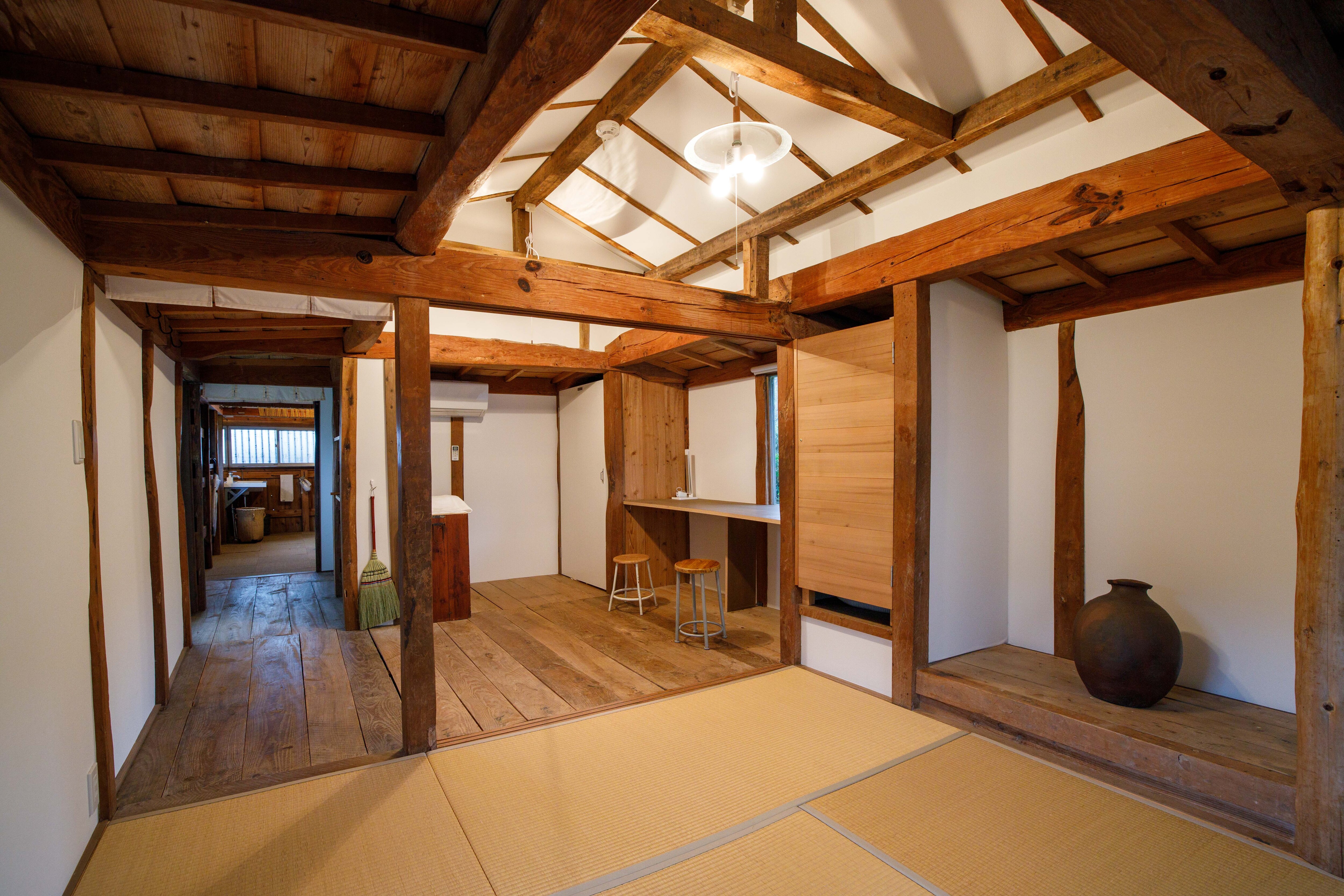 <Inn with a roof that looks like the sea> Inside view