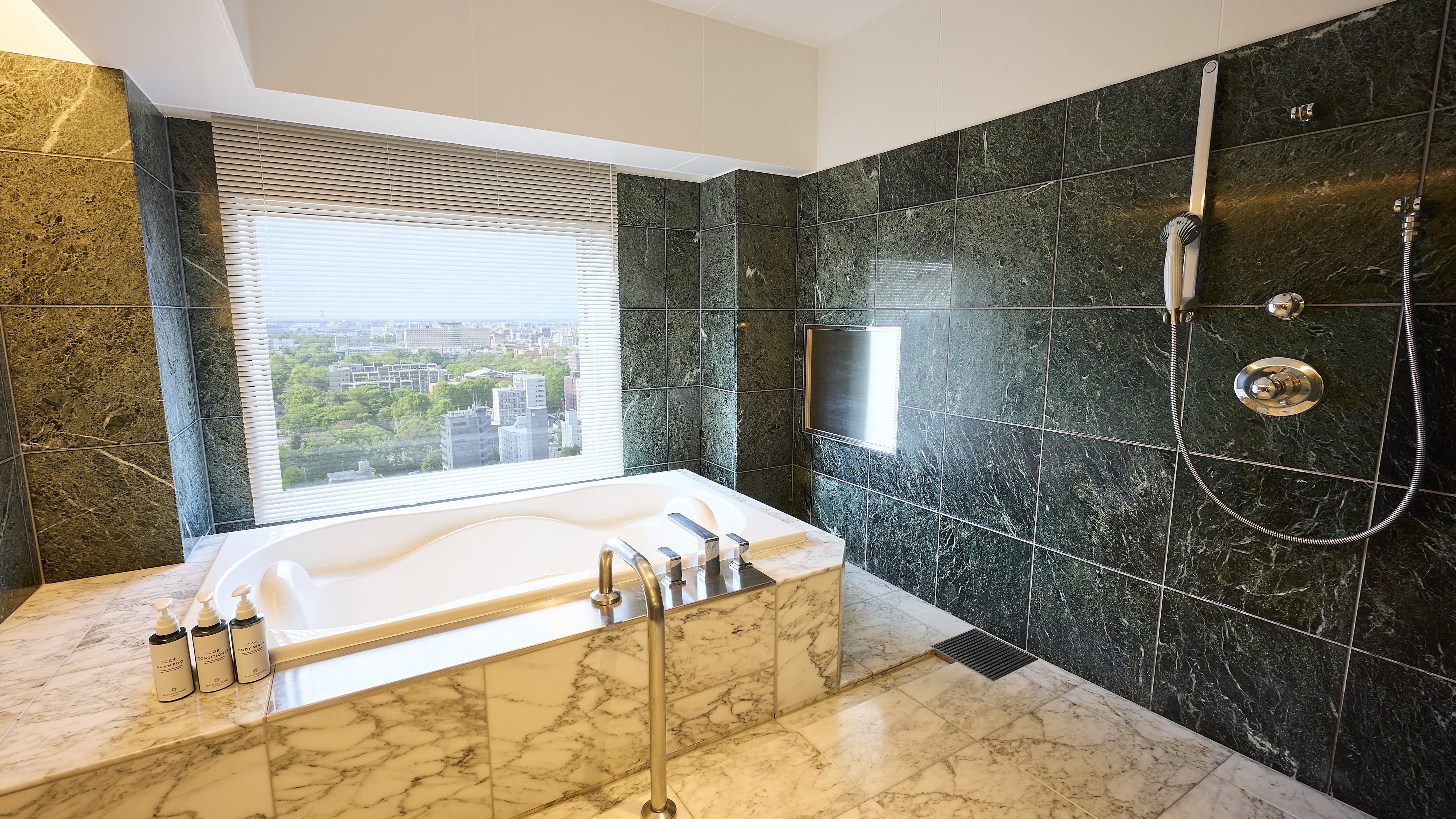 Gambar kamar mandi dengan pemandangan. Tiga kamar Plaza King di lantai atas memiliki kamar mandi dan pemandangan yang berbeda, yang menarik.