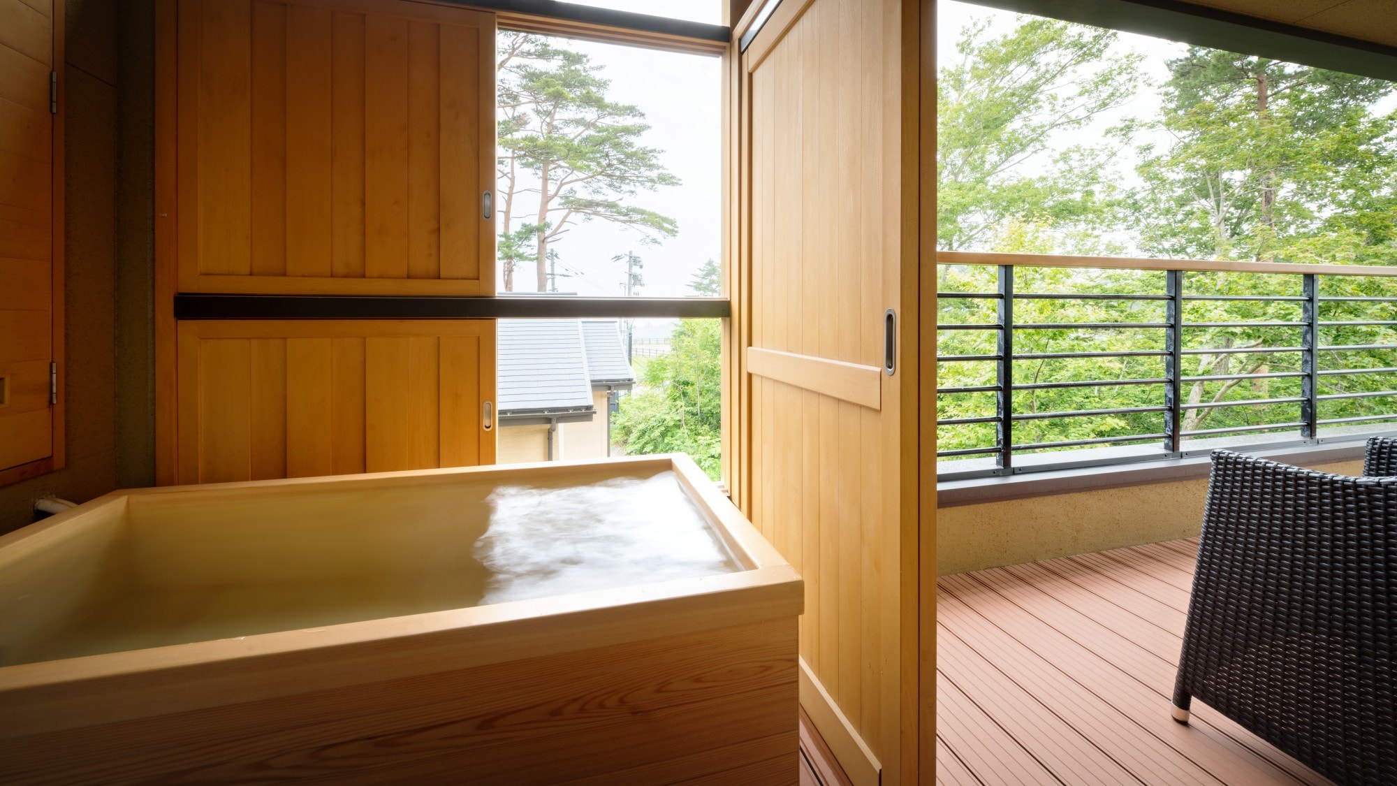 [Jiro's hermitage, 1st floor] 14 tatami mats of modern Japanese and Western rooms with an open-air bath ◆ A relaxing time in the open-air bath * Not a hot spring