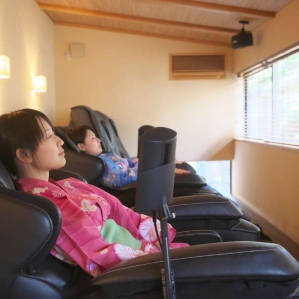 [Relax in the hall] Relax your daily fatigue with a massage chair.