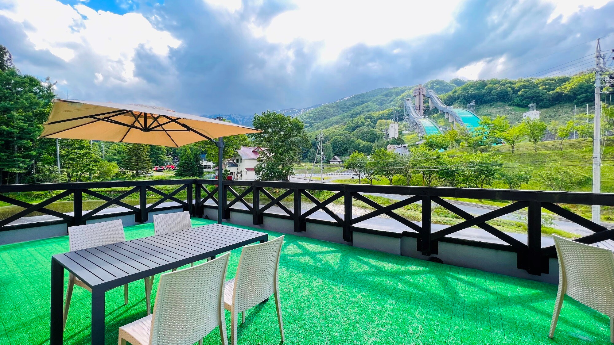 Kursi teras yang menghadap ke lompatan ski
