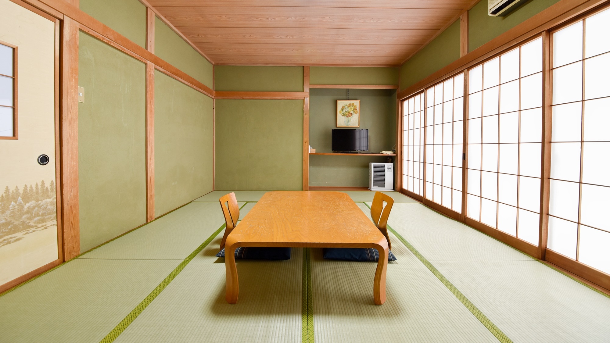 * Japanese-style room 10 tatami mats (with toilet) / Recommended for families and groups ♪ Please stretch your legs and relax.