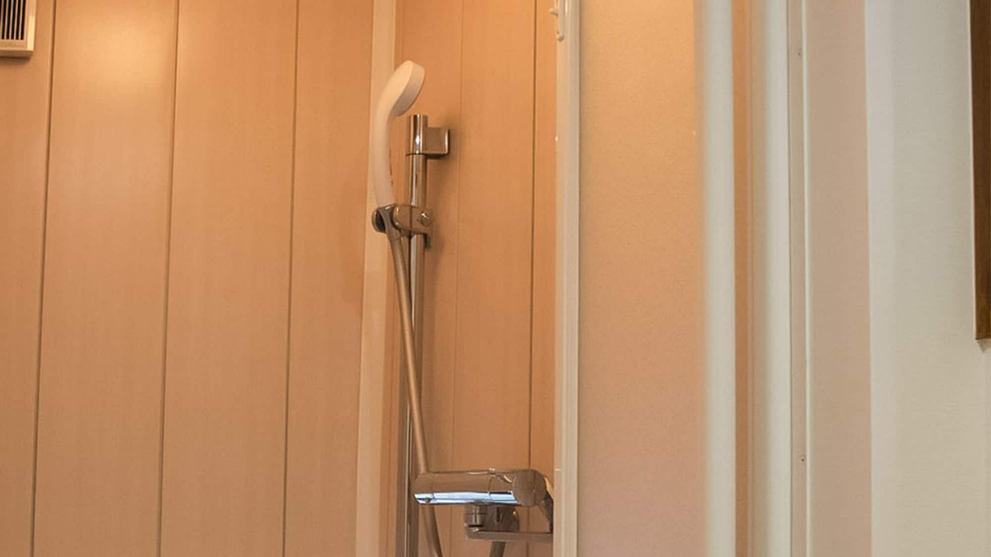 ・<Shower room> The newly renovated shower room is comfortable to use.