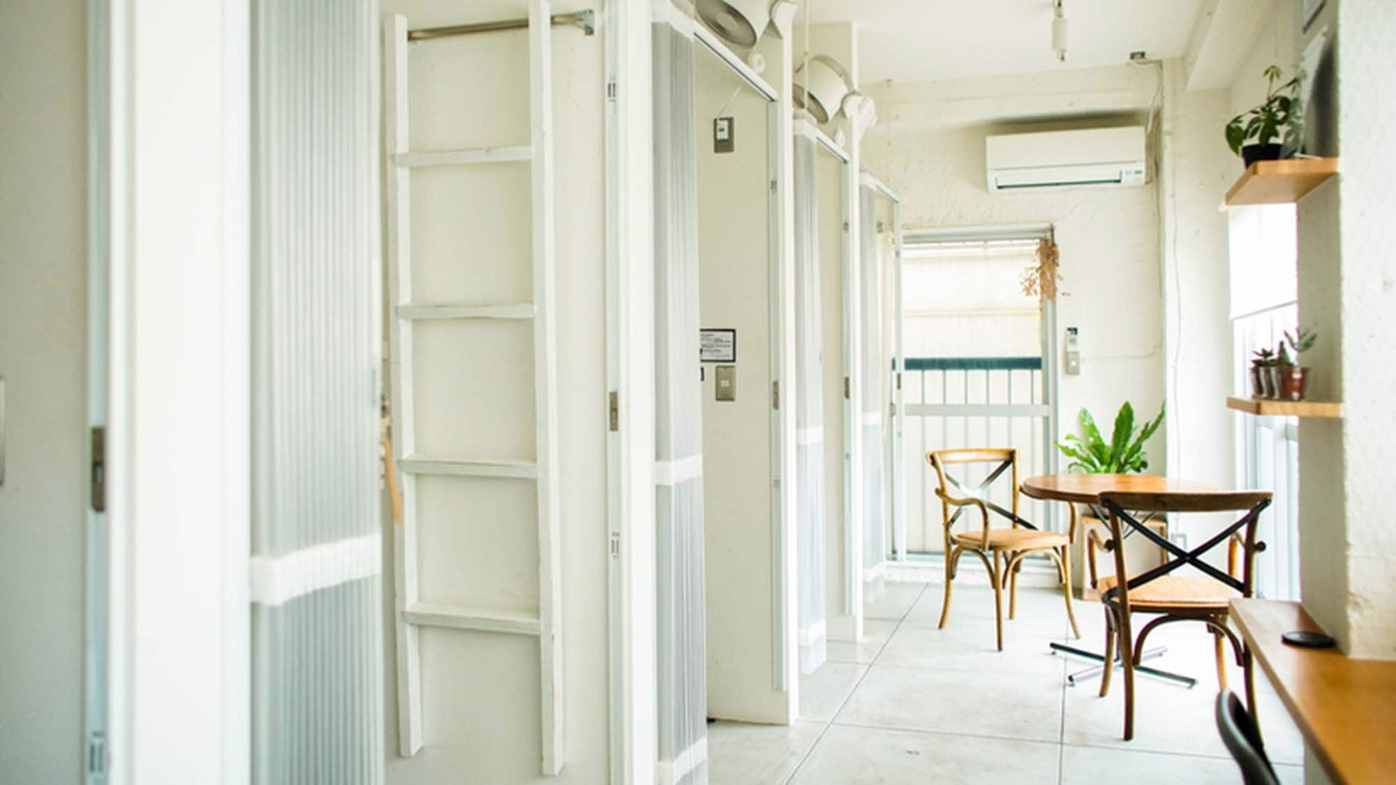 ・ [Cabin Floor] With an accordion door with a key, one cabin can accommodate up to 2 people.
