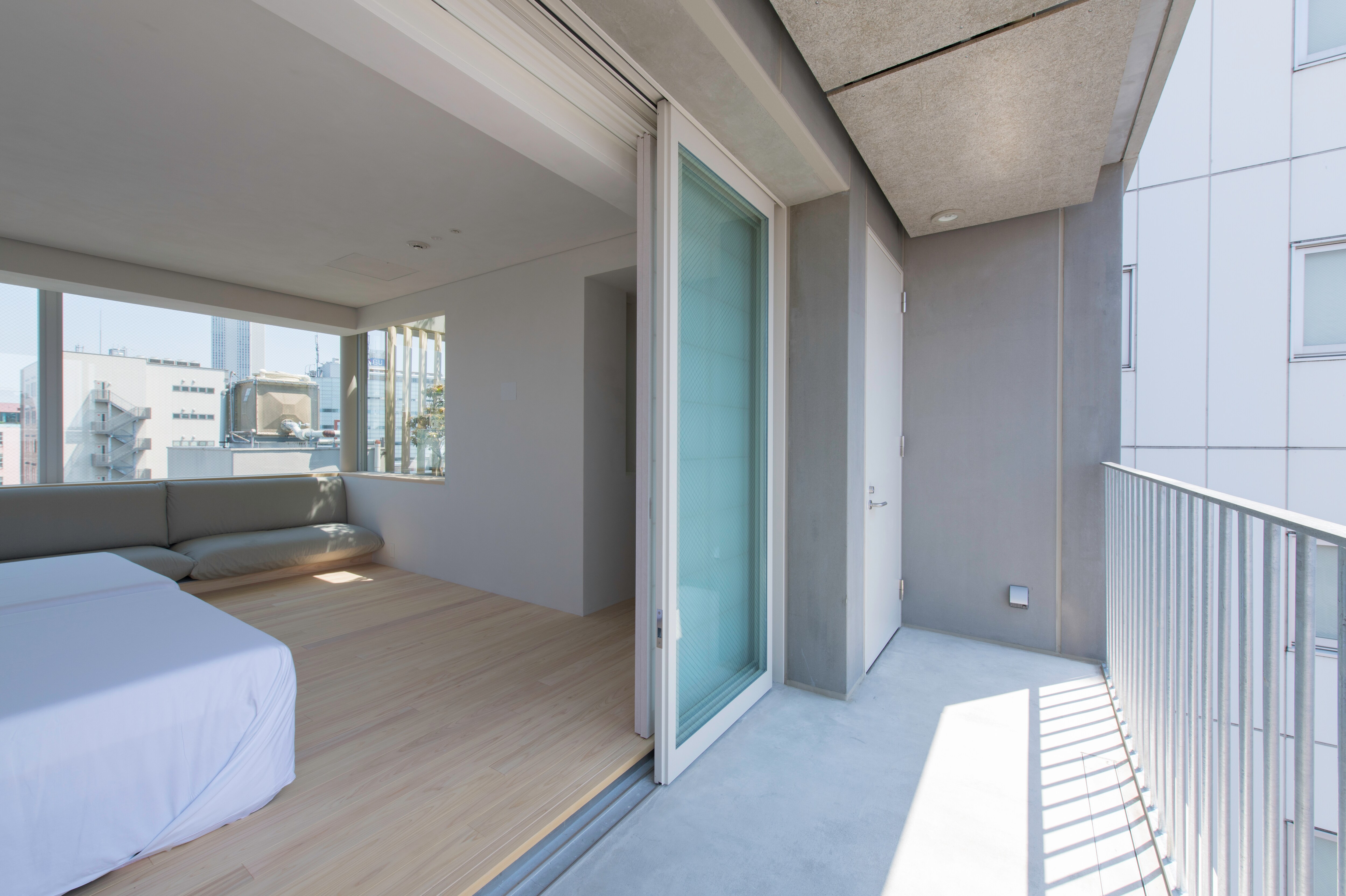 เพ้นท์เฮาส์ "Room 1002" (ไม่มีแกลมปิ้ง) มีทางเข้าออกกว้าง